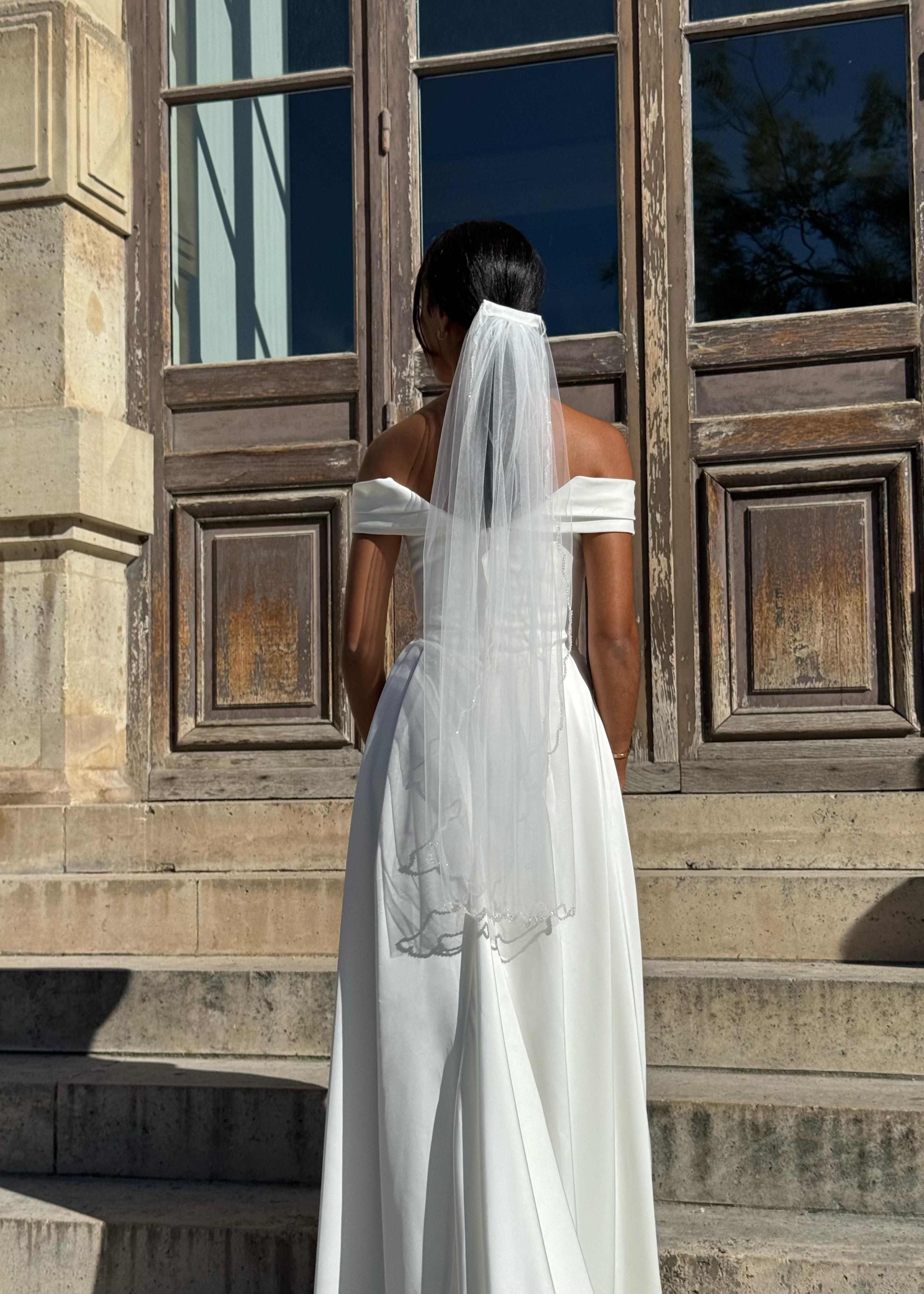 Voile de mariée court en tulle avec finition ondulée, porté en situation