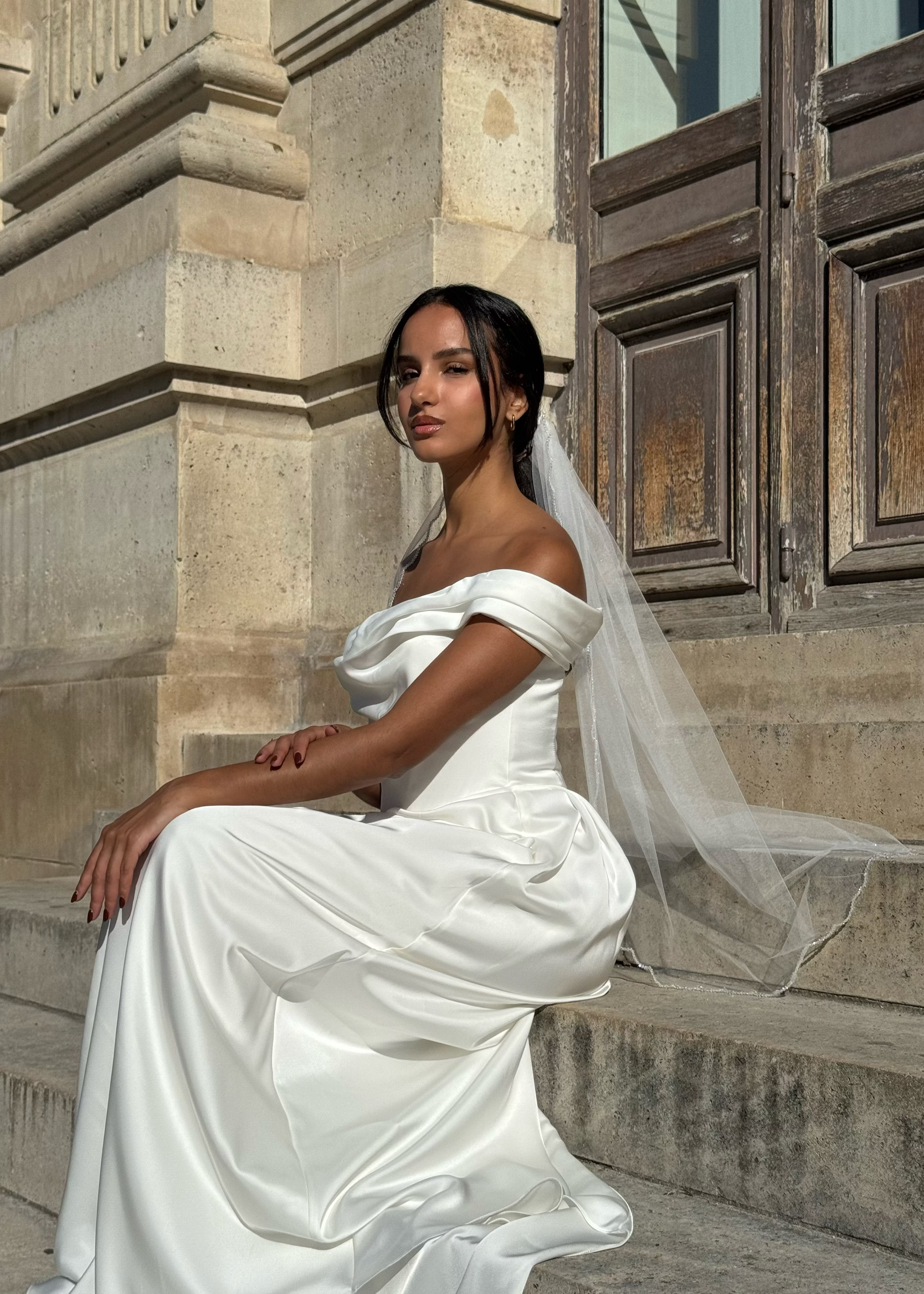 Voile de mariée court en tulle avec finition ondulée, vue de profil