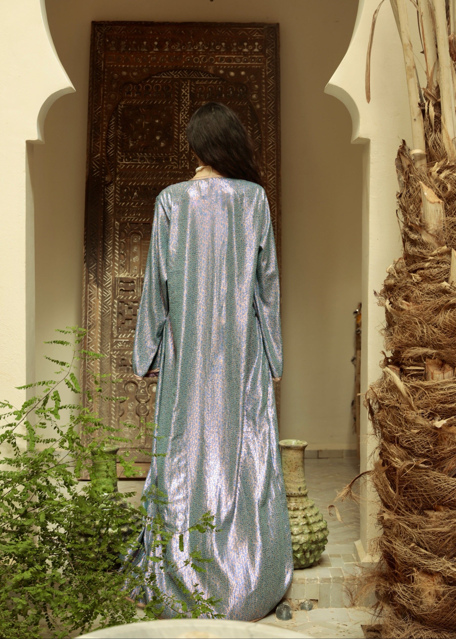 Reversible jacquard kimono abaya worn from the back, highlighting the drape and fabric.
