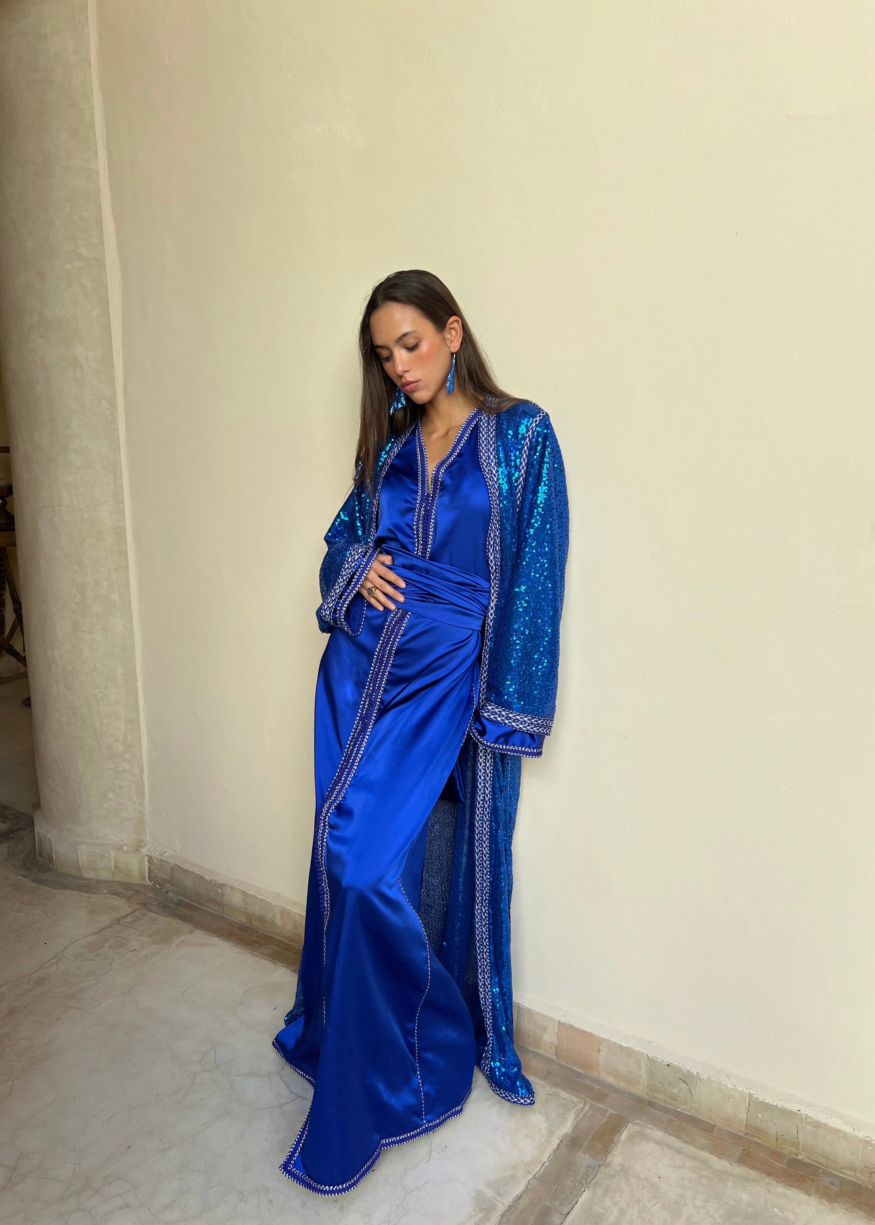 Profile of the blue Kaftan in sequined tulle, light sleeves and glittering embroidered details