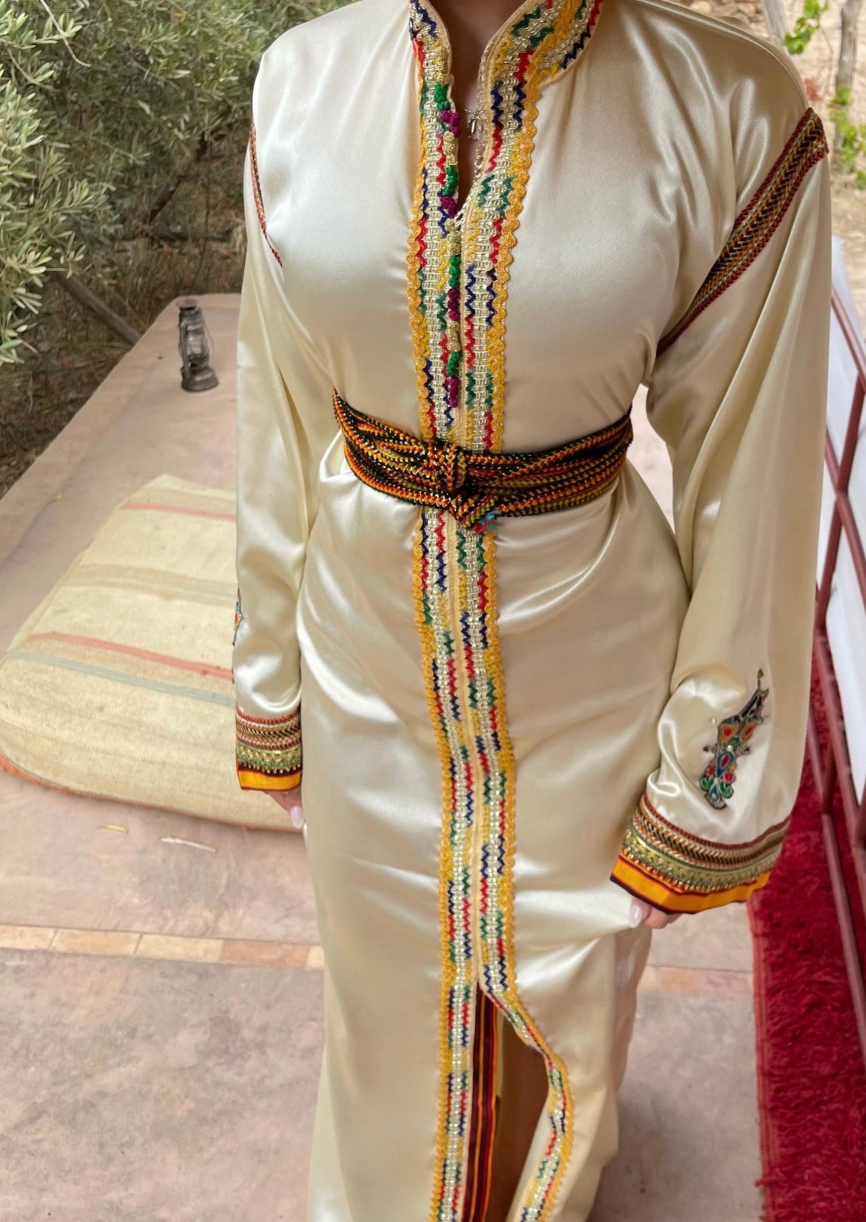 Beige Kabyle Kaftan with officer collar seen from the front, featuring an elegant cut, fine traditional embroidery and a structured mao collar.