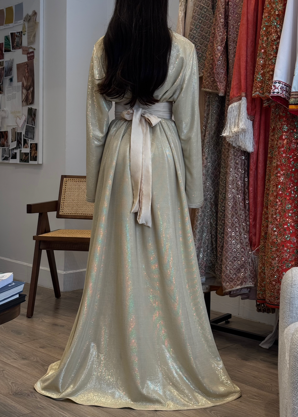 Kaftan in beige silk lamé seen from the back, highlighting the lightness of the fabric and the natural shine of the lamé.