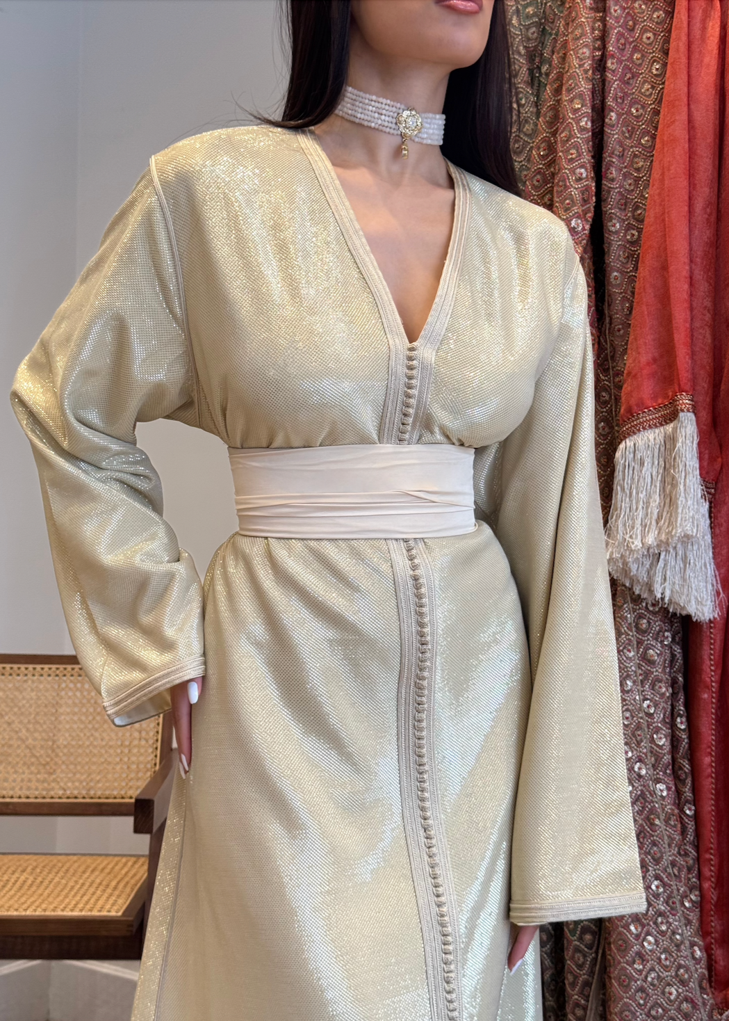 Kaftan in beige silk lamé seen from the front, highlighting a fluid cut and subtle luminous highlights.