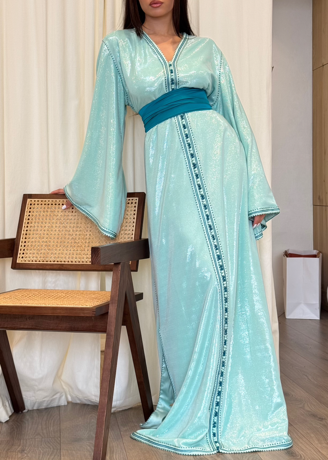 Kaftan in turquoise-blue sequined silk lamé seen from the front, featuring a refined cut and glittering highlights.
