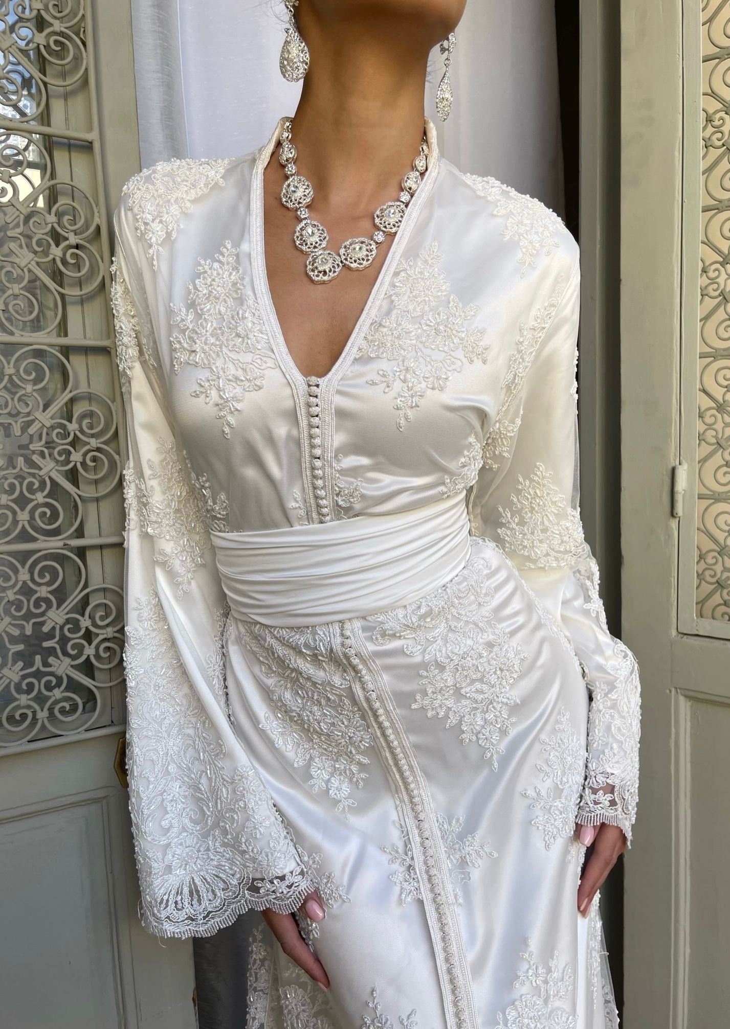 Bridal Kaftan in beaded tulle with officer collar seen from the front, highlighting an elegant look and refined beaded details.