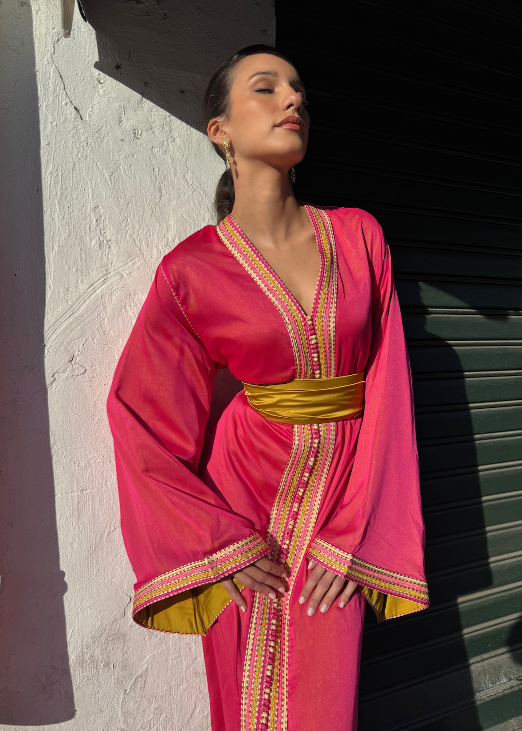 Kaftan in fuchsia-pink chiffon seen from the front, highlighting a fluid cut and the lightness of the fabric.