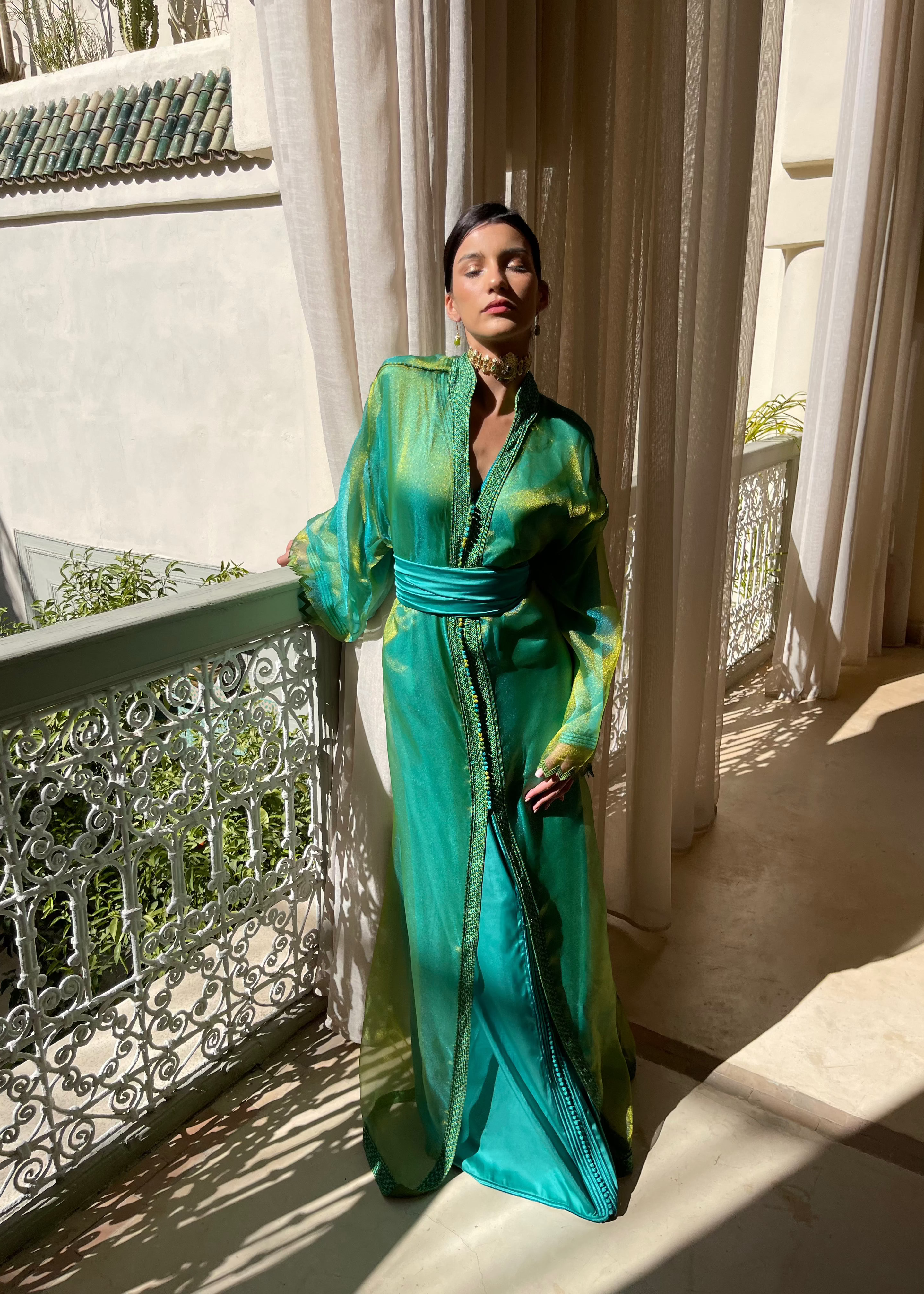 Kaftan in green and blue organza seen from the front, highlighting a luminous gradient and the lightness of the fabric.