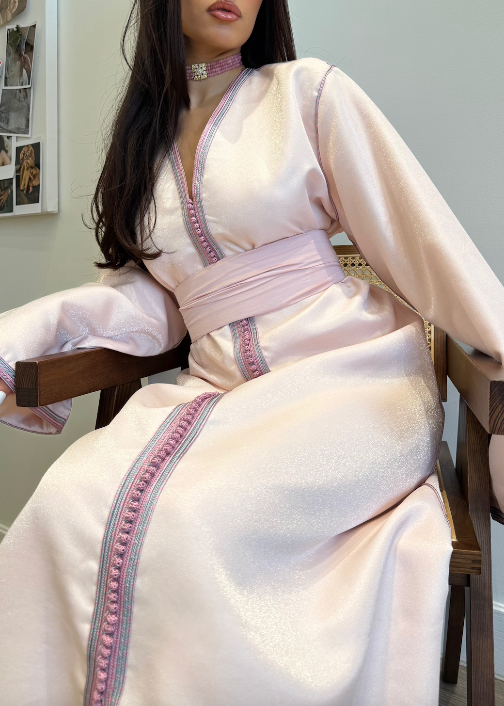 Pink satin Kaftan captured in motion, highlighting the lightness of the fabric and the elegance of the drape.
