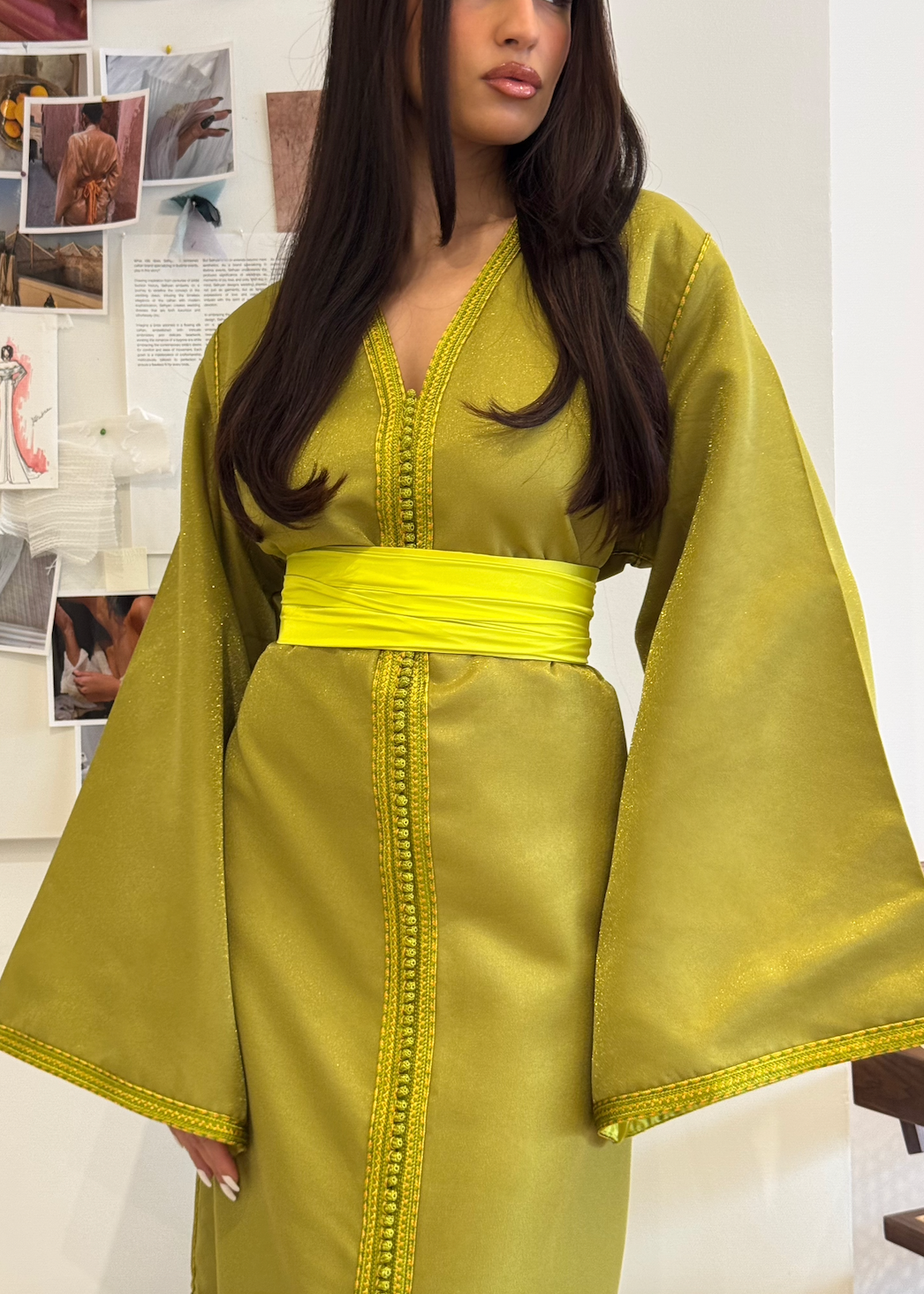 Green satin Kaftan seen from the front, featuring an elegant cut and the deep sheen of satin.