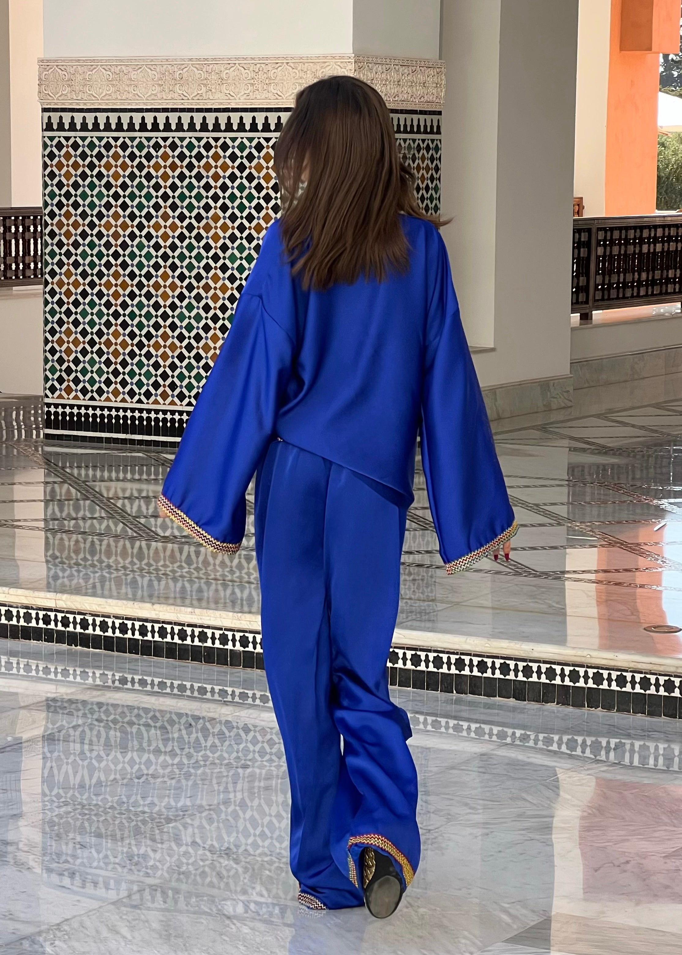 Back of shirt with officer's collar in blue silk, fine Kabyle embroidery and fluid fall of matching pants.
