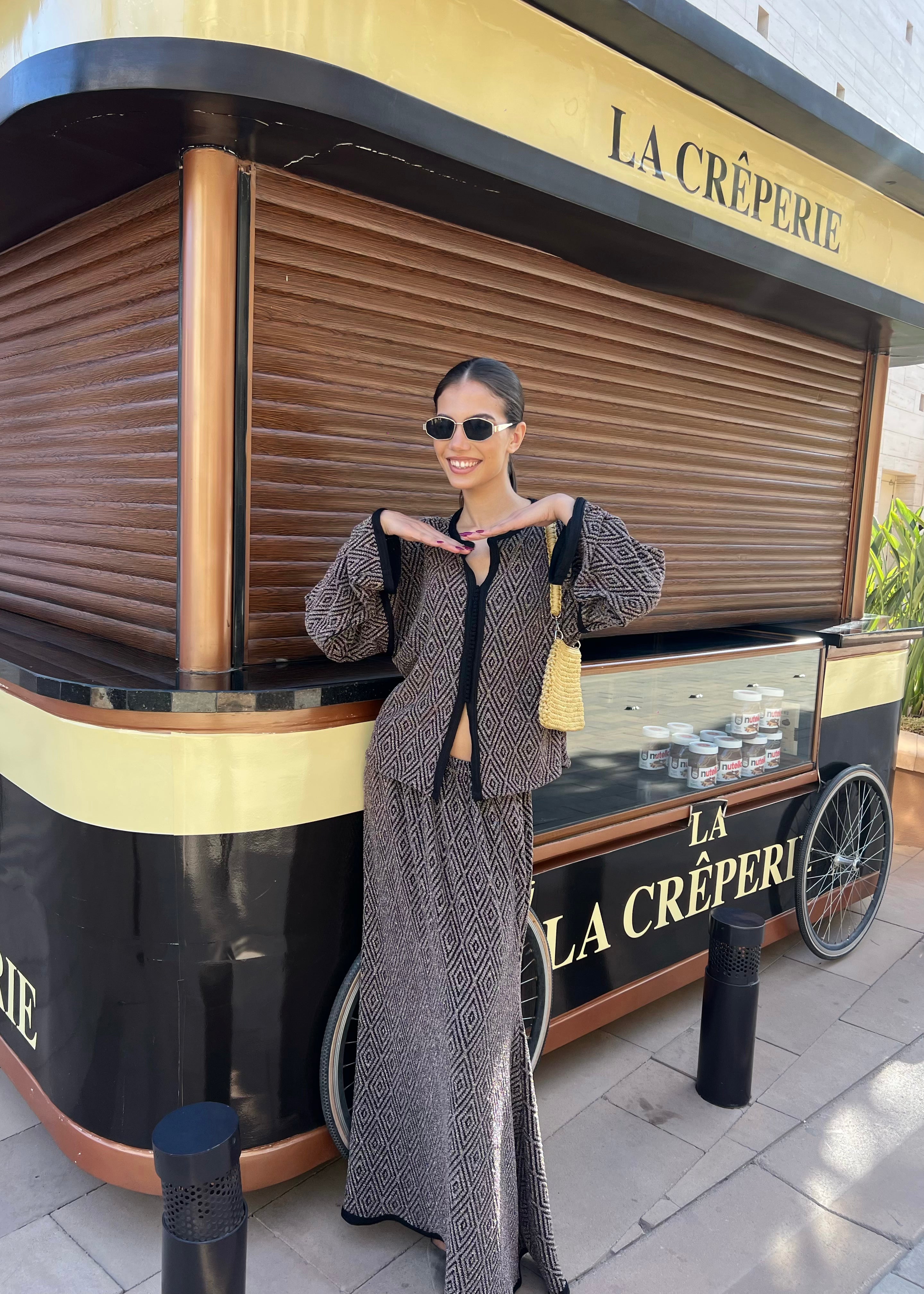 Long skirt and shirt ensemble in black and gold jacquard with sfifa worn by model, luxurious and traditional style revisited