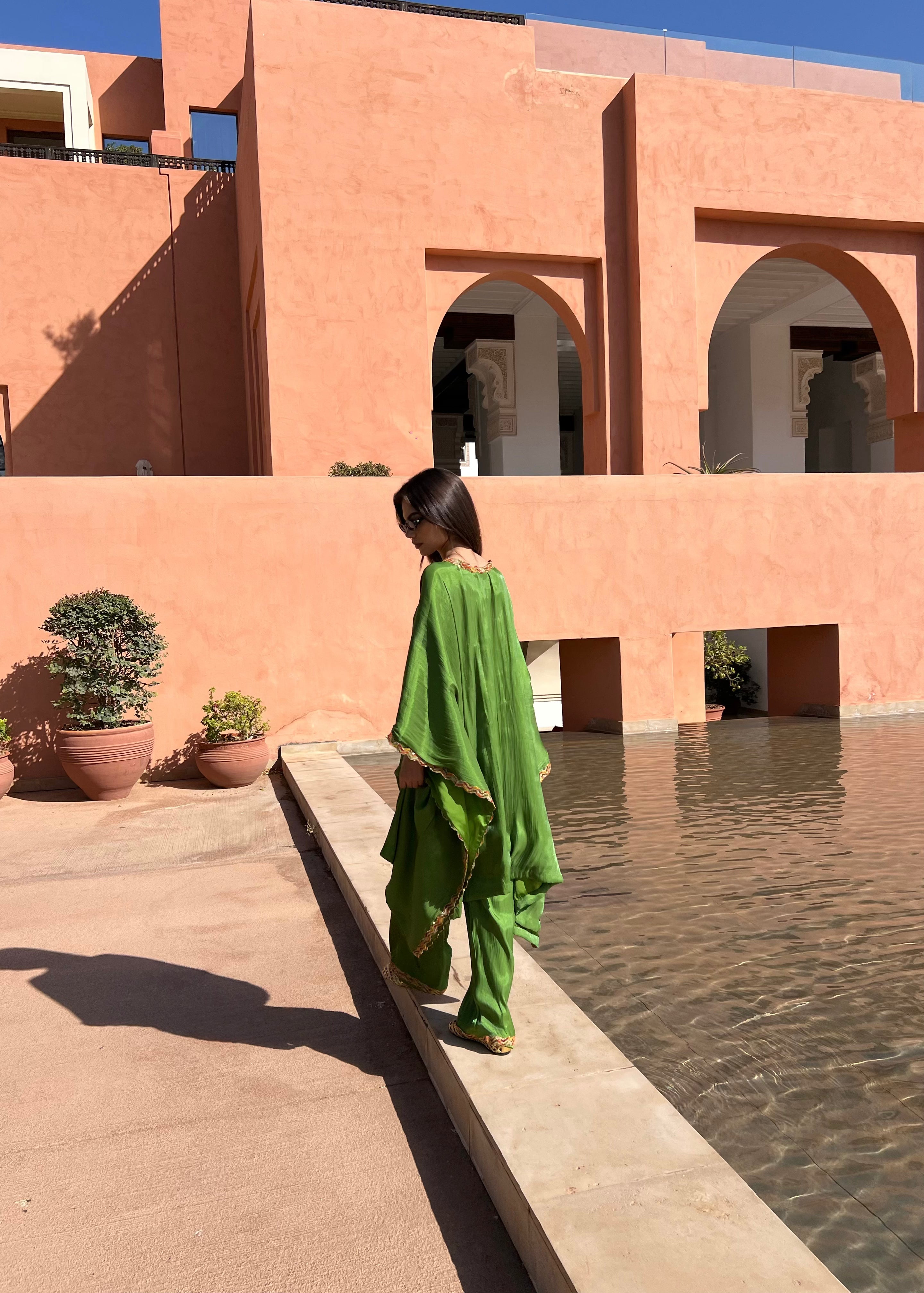 Back of the tunic in green organza with Kabyle embroidery, fluid fall and light transparency of the fabric.