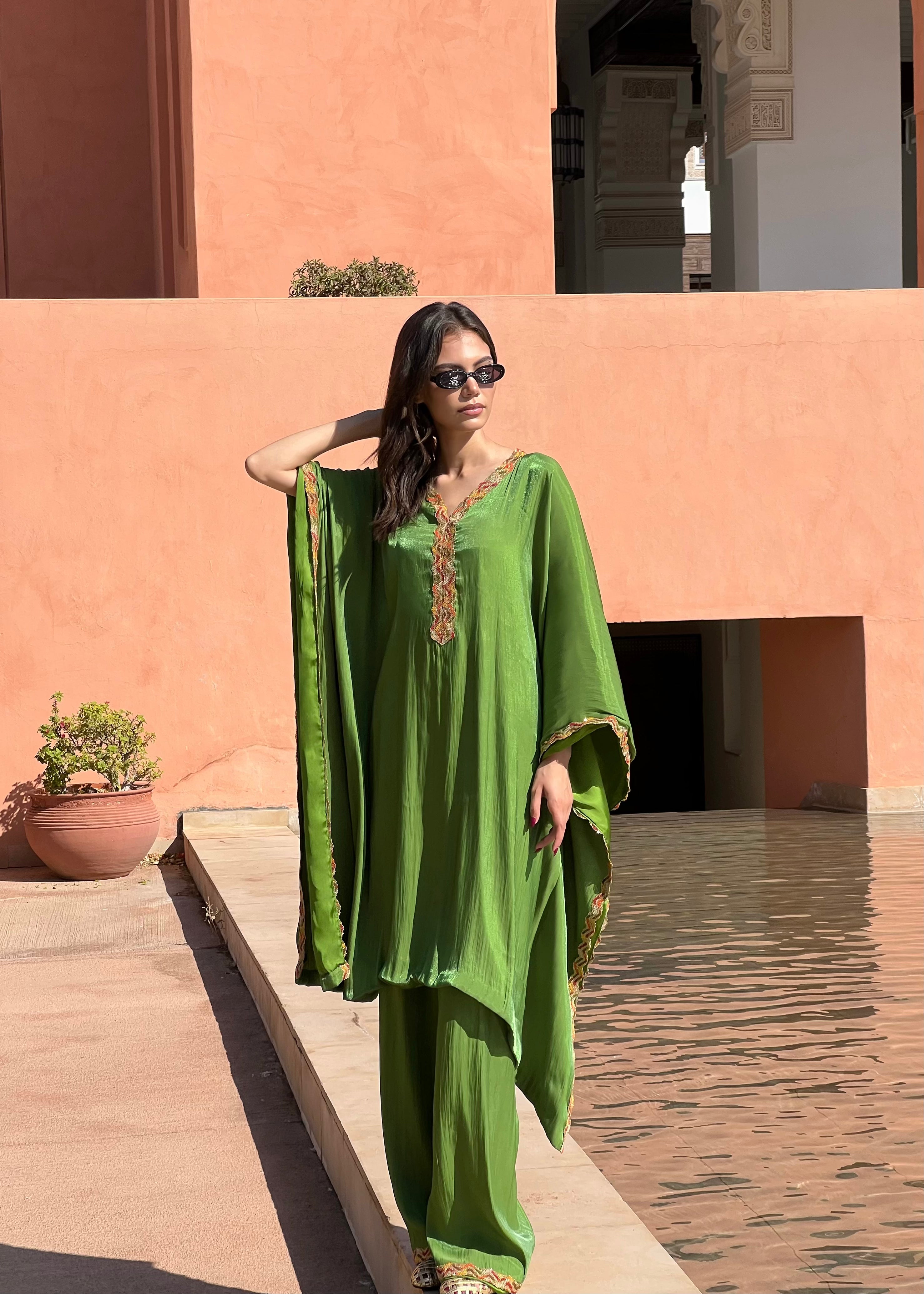 Tunic set in green organza with Kabyle embroidery, elegant straight cut and hand-crafted finishes, front view on mannequin