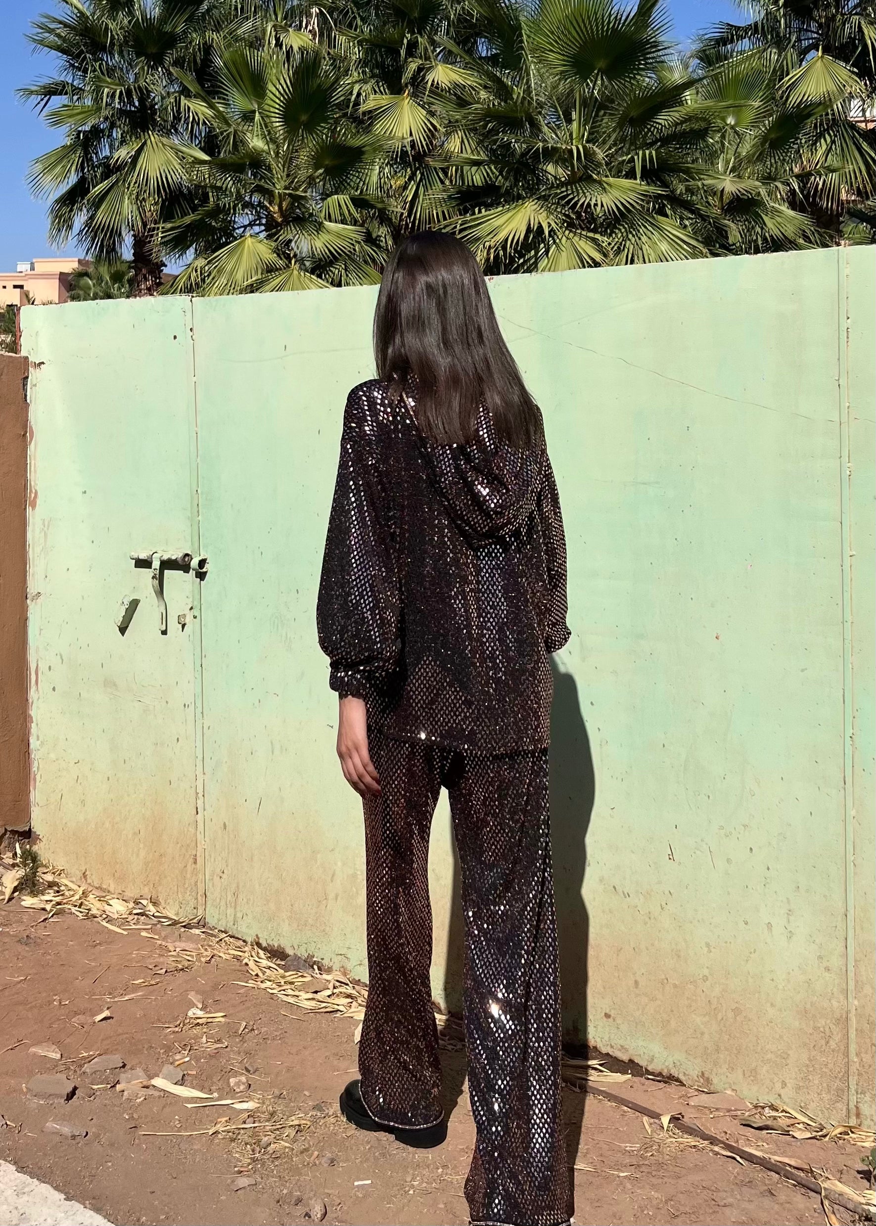 Back of bronze set with jacquard sfifa, carefully finished for an elegant casual look