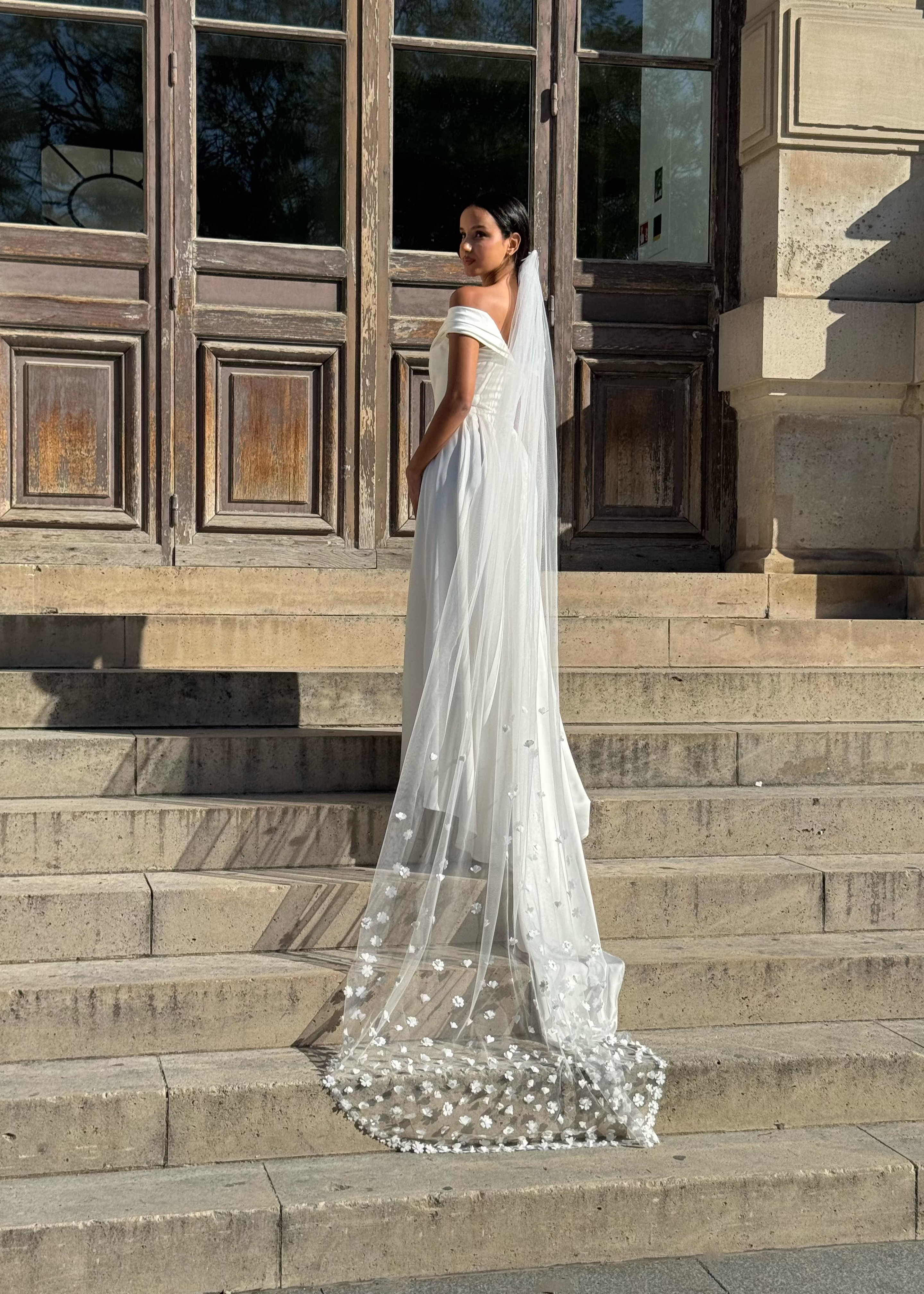 Cathedral veil with 3D flowers, first side view
