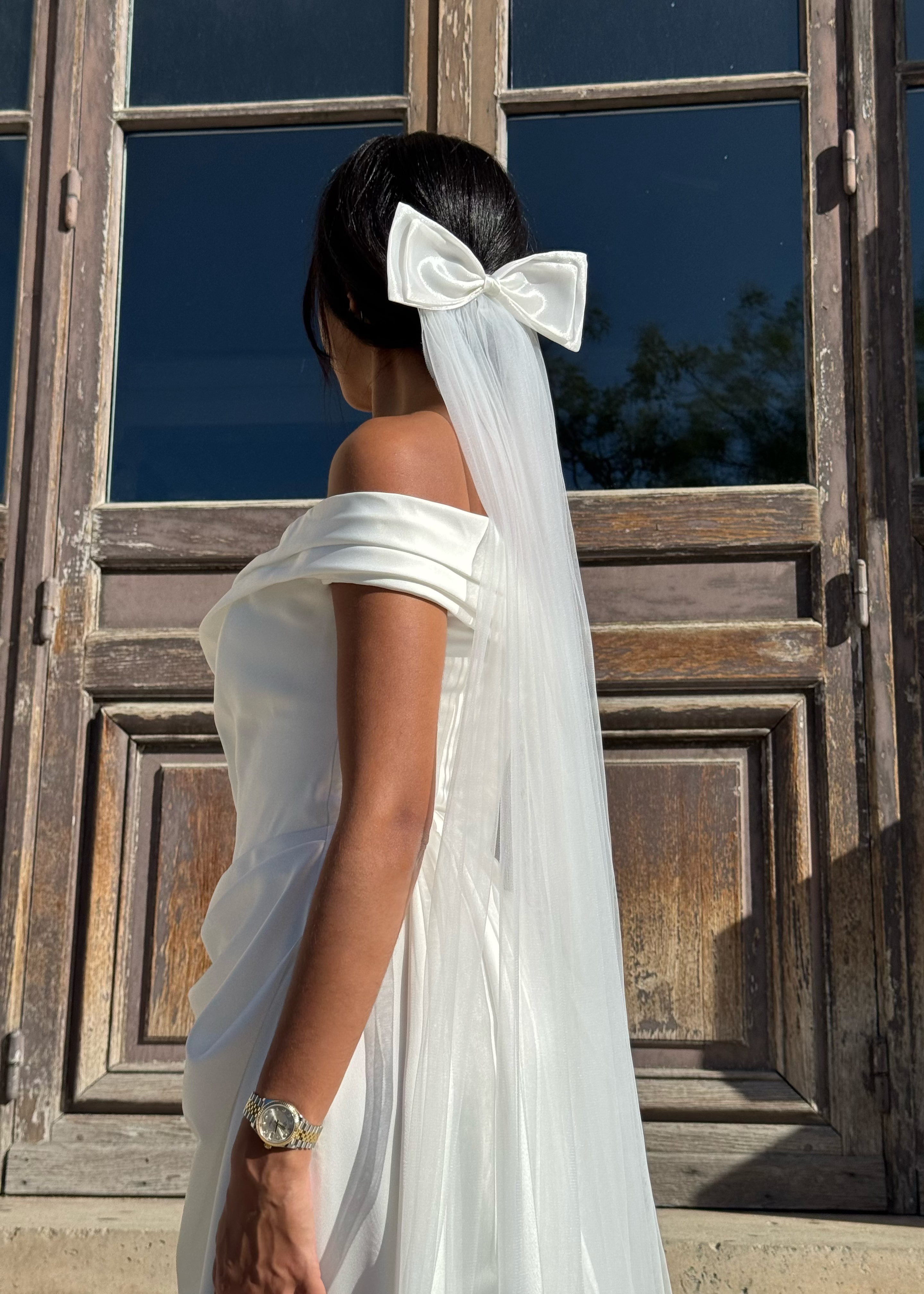 Long tulle bridal veil with bow, side view