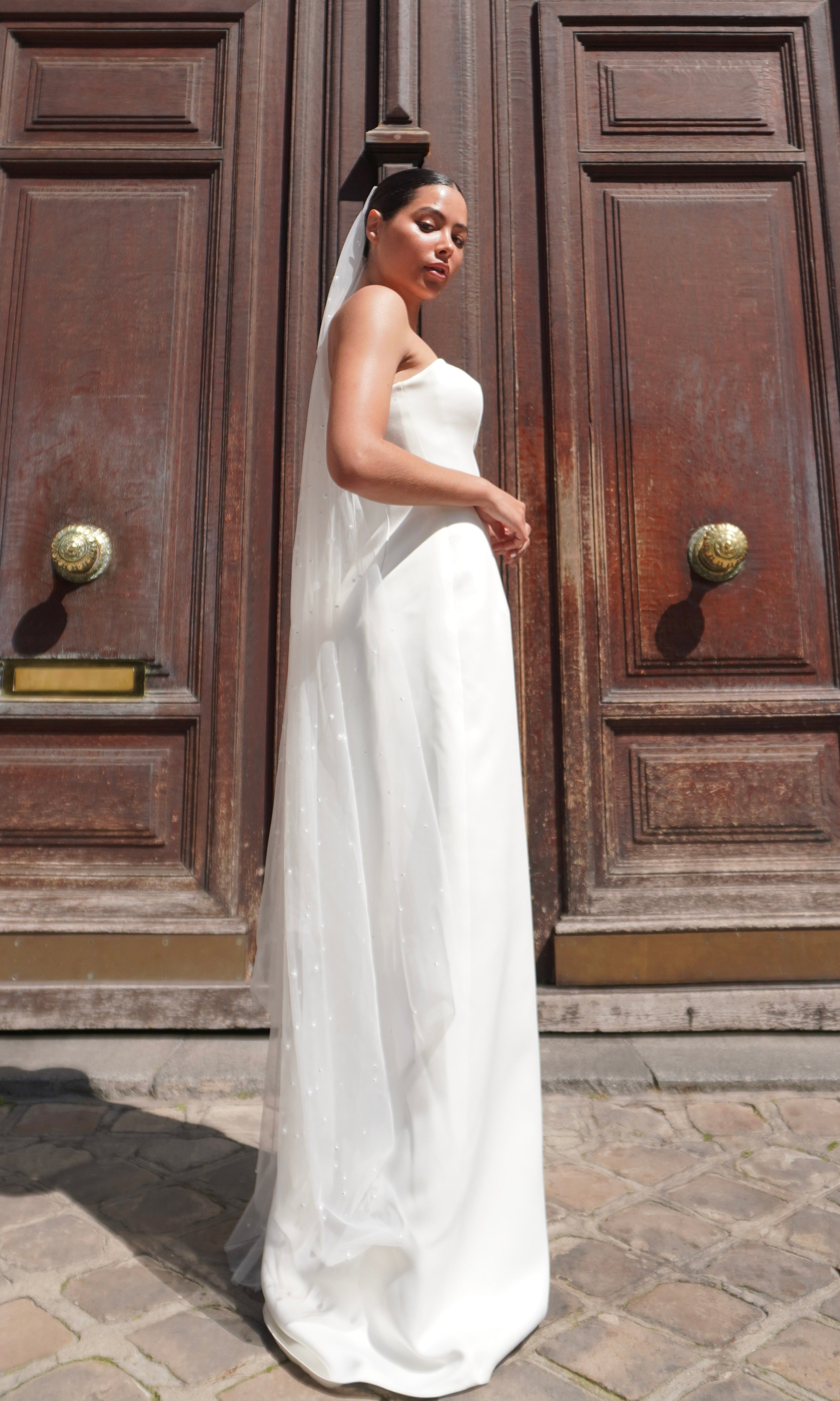 Mid-length wedding veil in pearly tulle – 3/4 view highlighting the transparency and pearly sheen