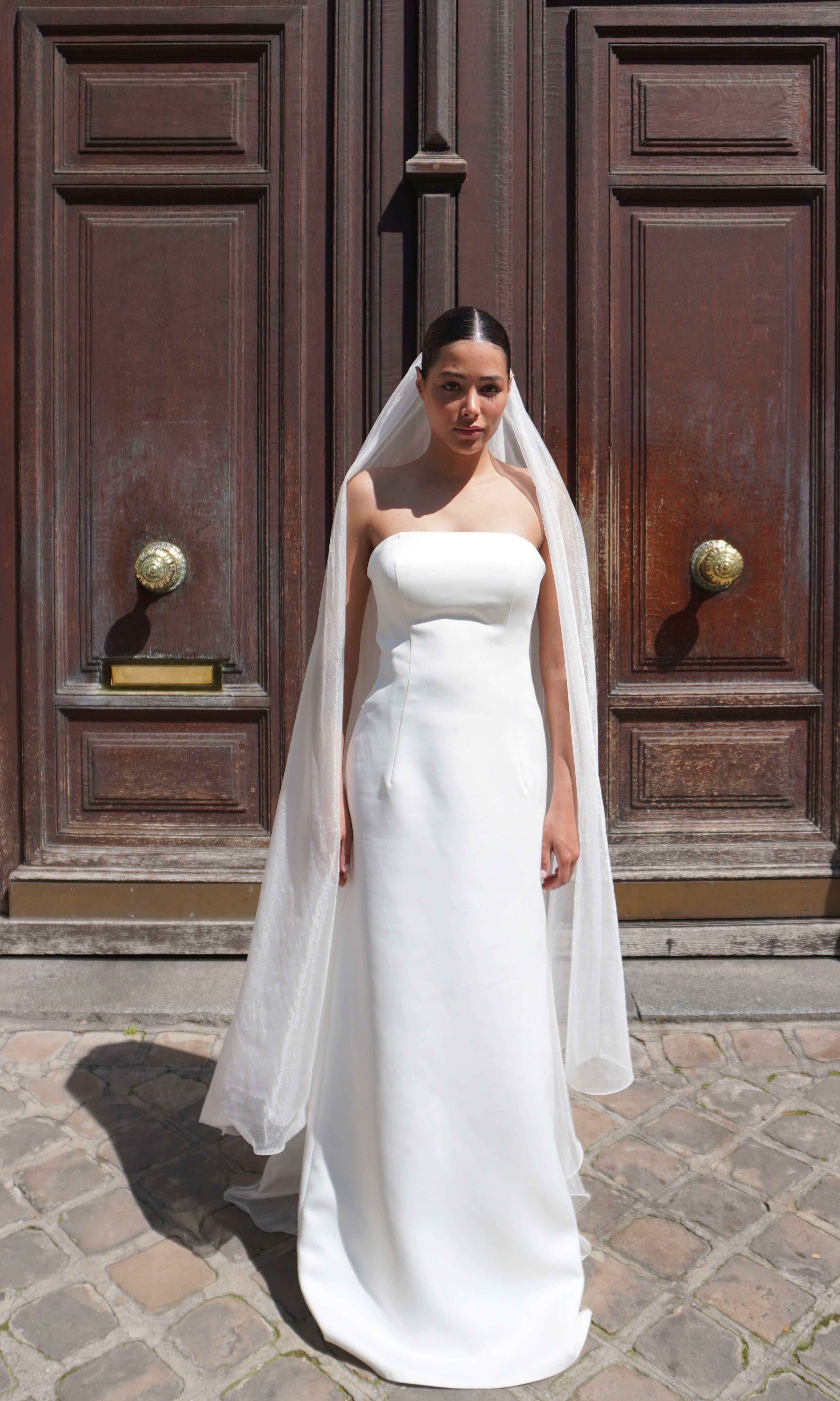 Mid-length wedding veil in simple tulle – front view on a mannequin