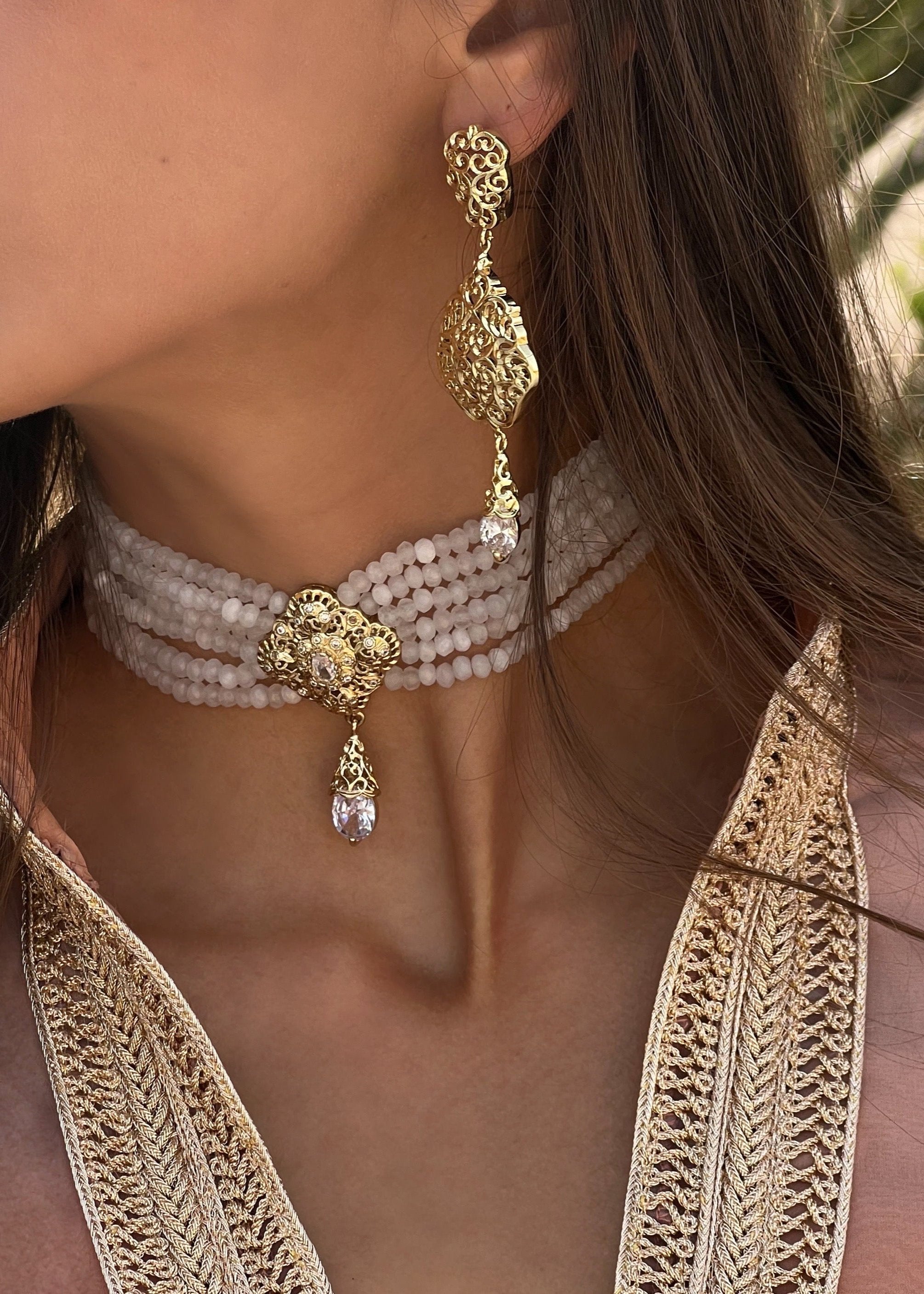 طقم قلادة وأقراط من اللؤلؤ الأبيض والذهب