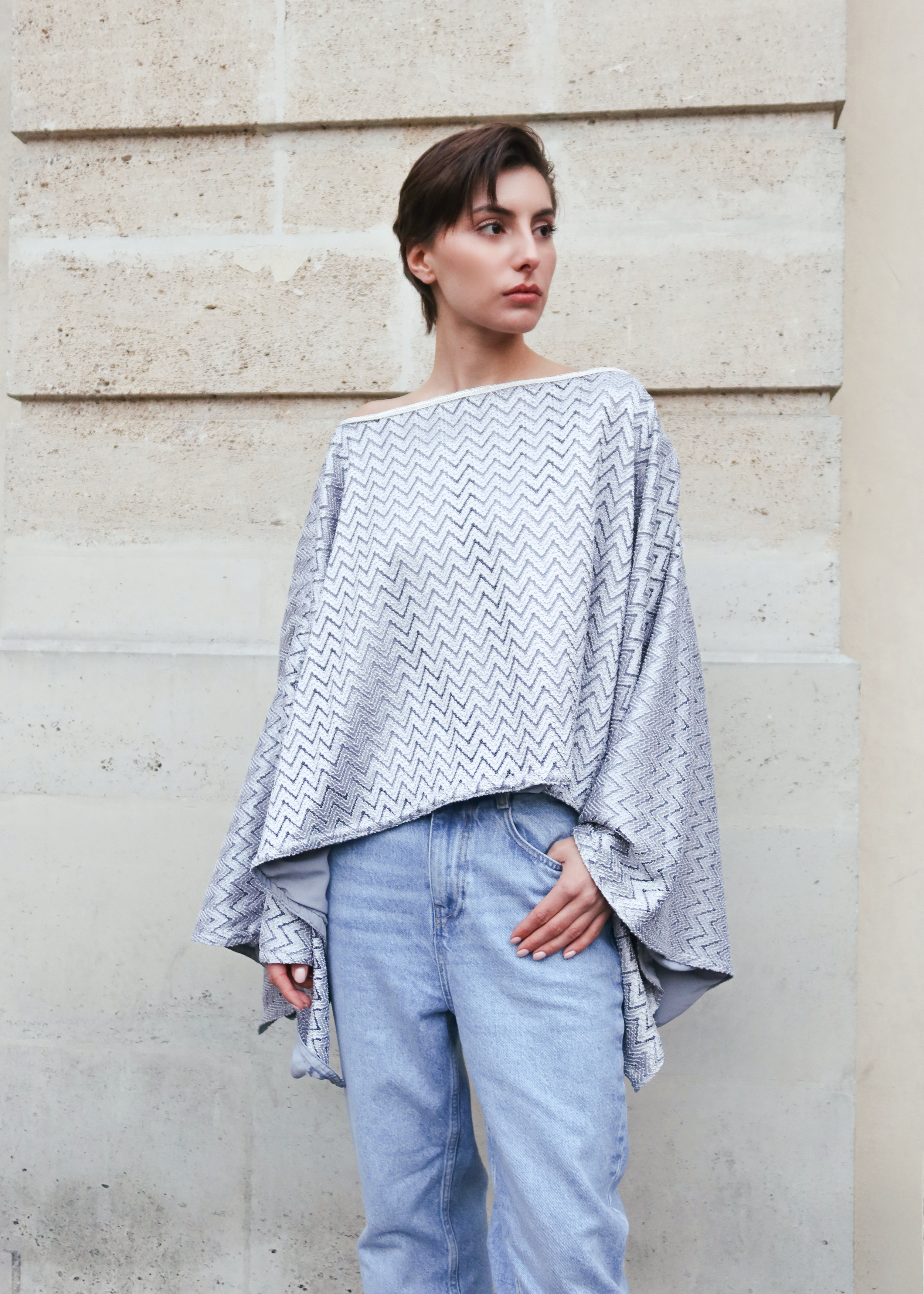 عباءة مغربية من الجيرسيه الرمادي تلبس من الأمام، مزينة بنقشة متعرجة وعباءة فضية أنيقة