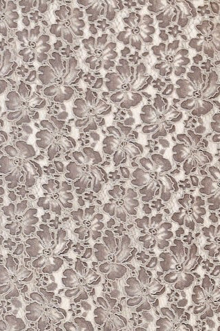 تركيز على الدانتيل والنسيج الرمادي الداكن لعباءة كيمونو مع سفيفة.