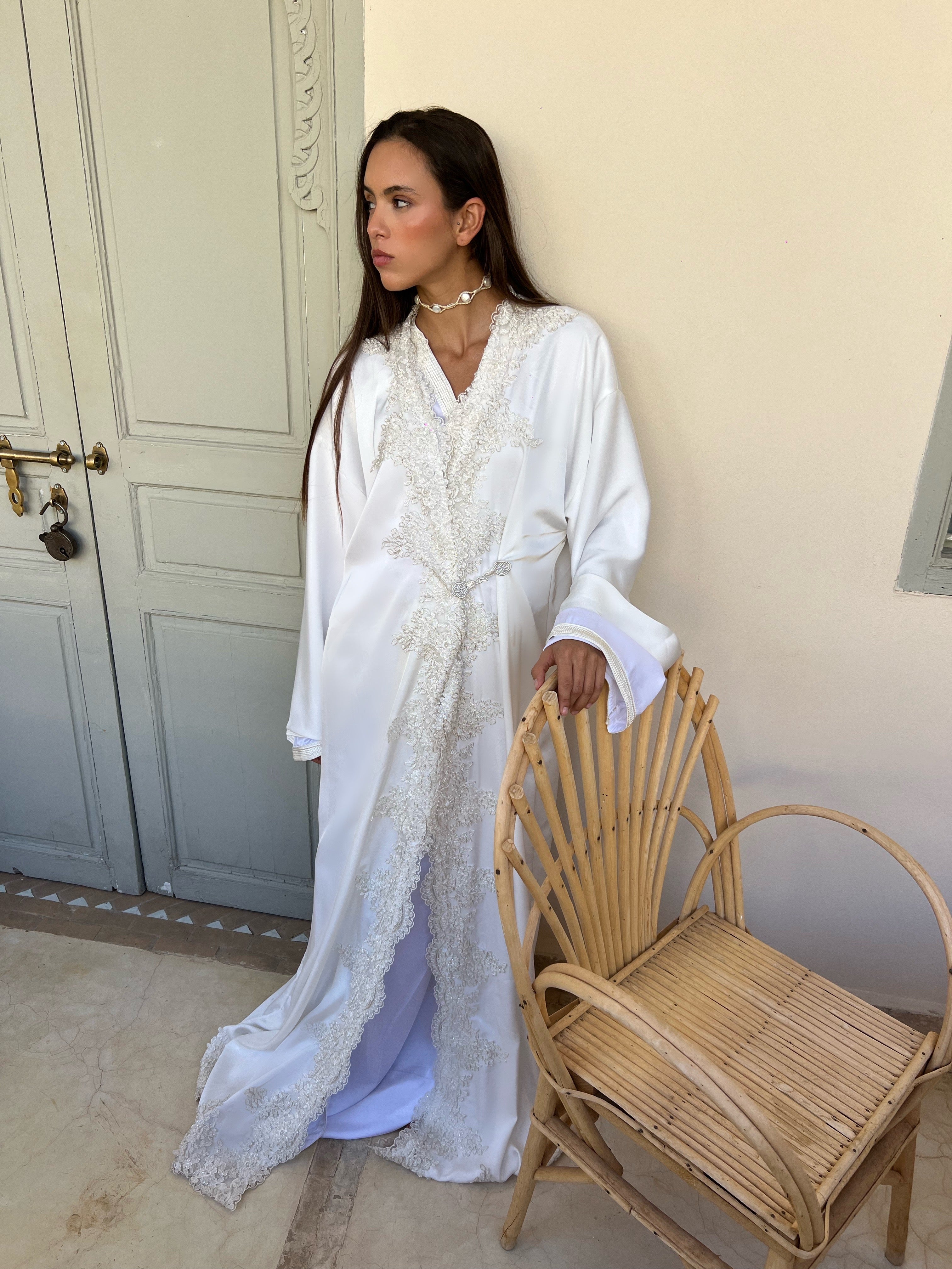 قفطان زفاف من الحرير الأبيض والدانتيل المطرز المتحرك، بريق خفي وانسيابية في القماش