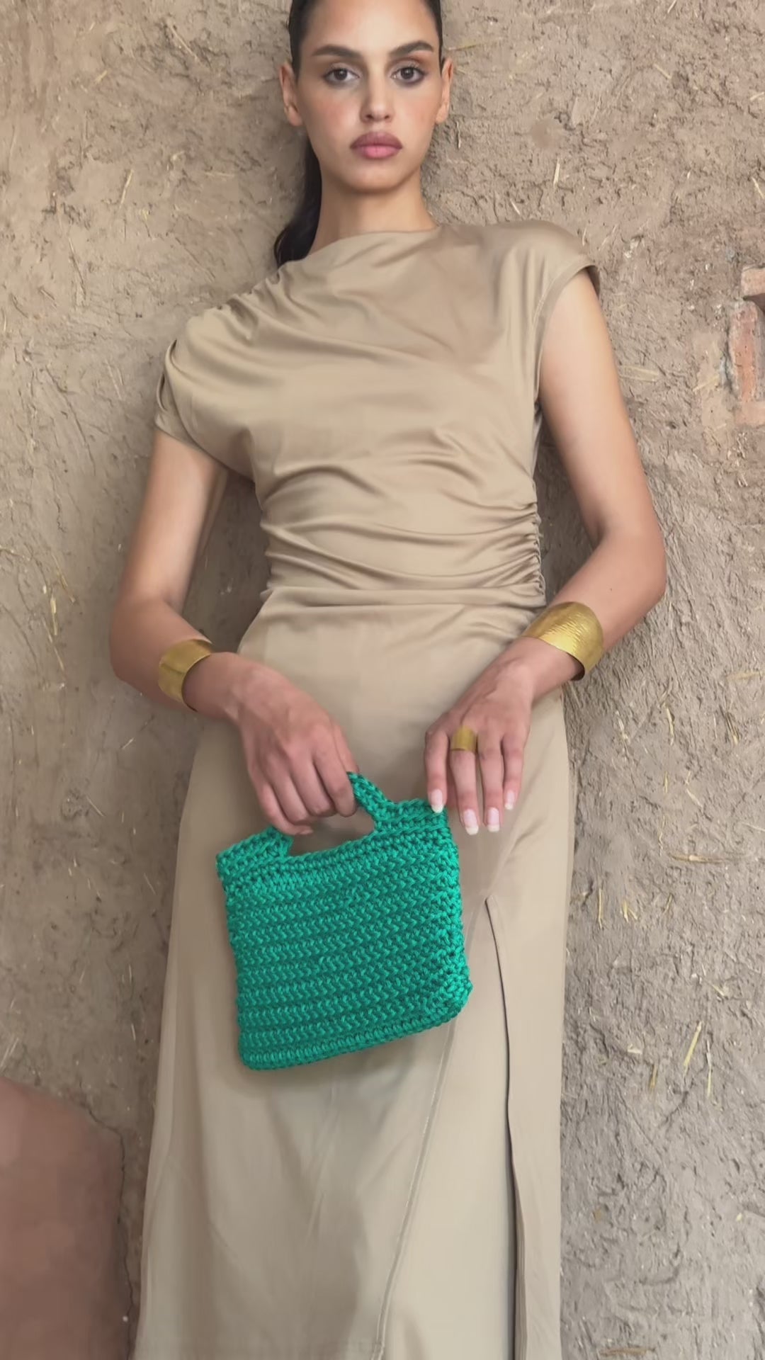 فيديو لايف ستايل لحقيبة الكروشيه الخضراء المربعة التي يتم ارتداؤها في أجواء عصرية وتقليدية