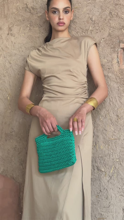 فيديو لايف ستايل لحقيبة الكروشيه الخضراء المربعة التي يتم ارتداؤها في أجواء عصرية وتقليدية