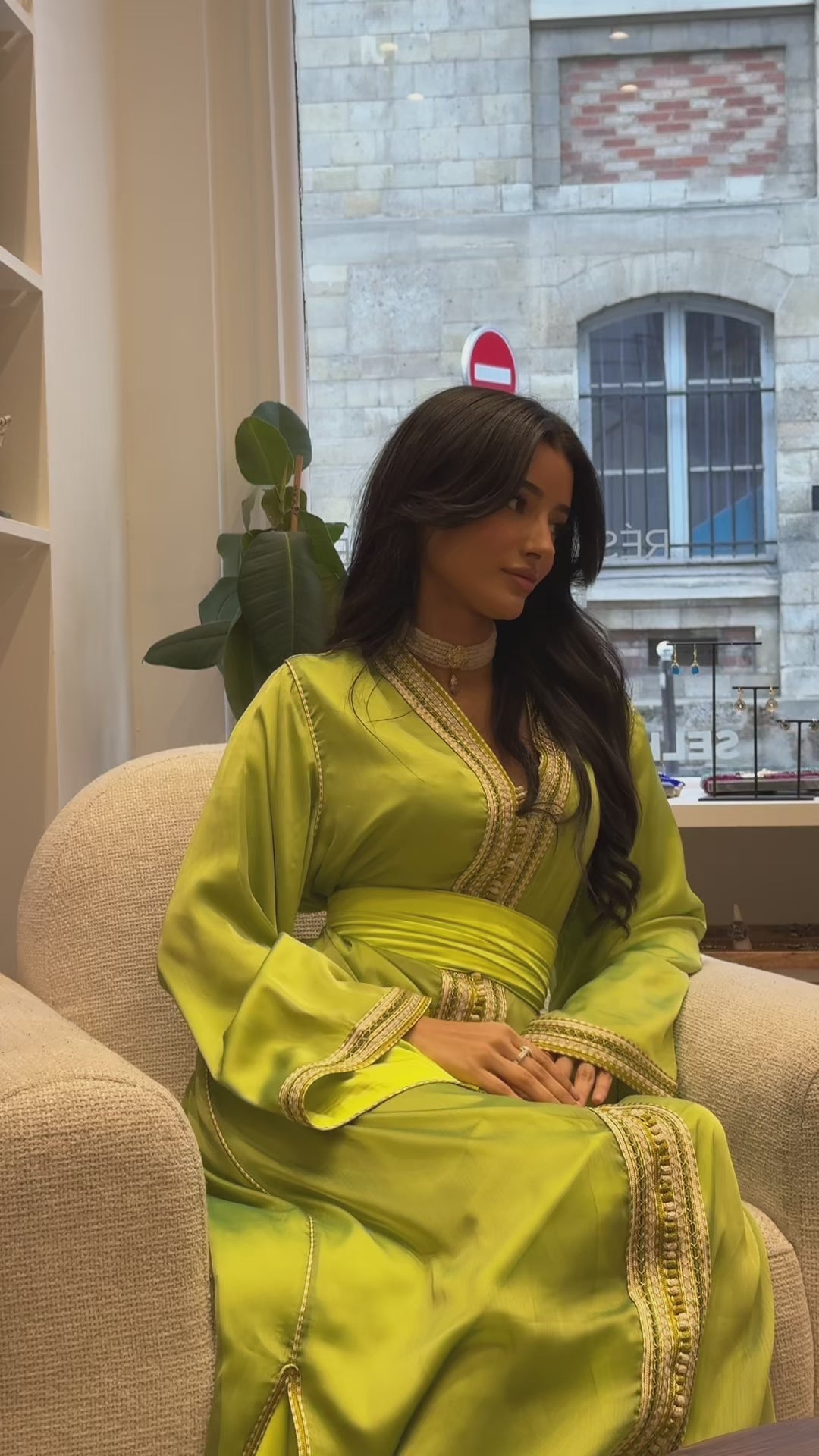 فيديو لقفطان من الشيفون الأخضر الانسيابي، يظهر متحركاً على عارضة أزياء. يعانق القماش الخفيف الجسم بأناقة، ويوفر انسيابية راقية ومتجددة الهواء.