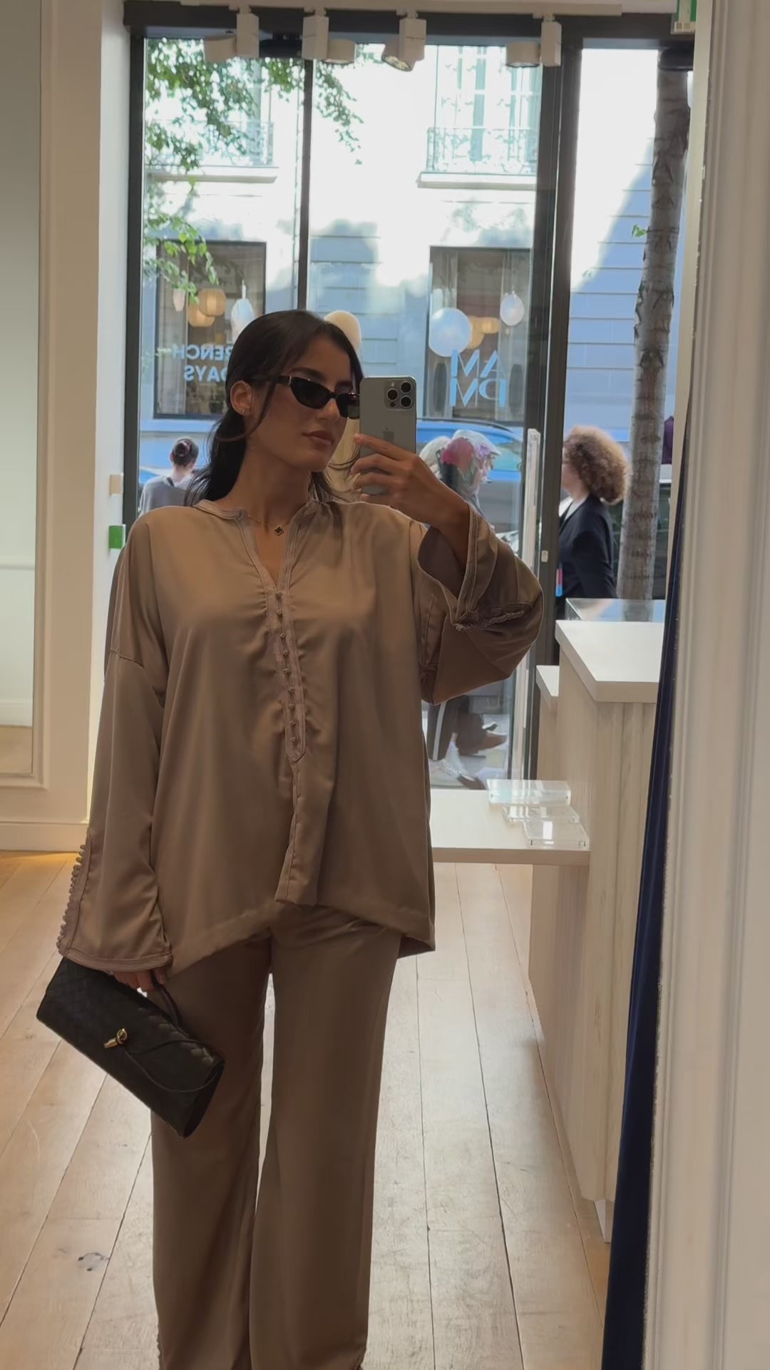 زي شرقي عصري من حرير مليفة الخردل، قميص وبنطلون مع سفيفة مصنوعة يدوياً