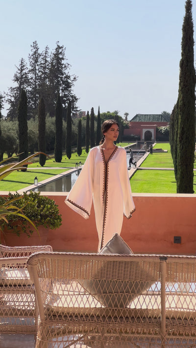 زيّ تونيك من الحرير الأبيض مع تطريزات باللونين البني والبرتقالي القبائلي - زي أنيق مصنوع يدوياً