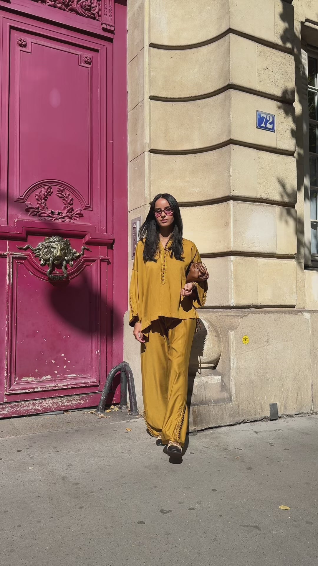 زي شرقي عصري من حرير مليفة الخردل، قميص وبنطلون مع سفيفة مصنوعة يدوياً