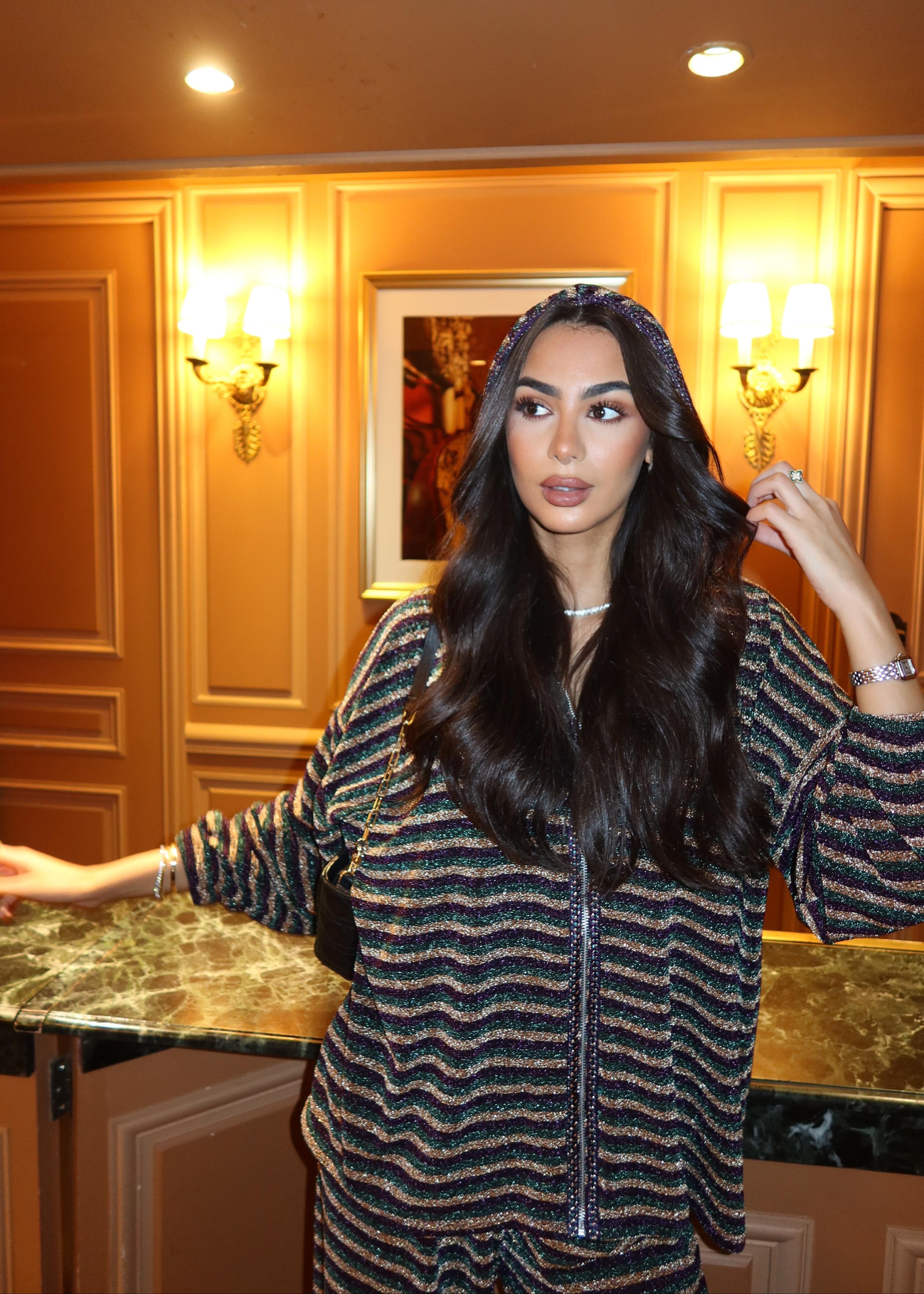 زيّ بقلنسوة بسحاب وبنطلون من الجاكار المطرز باللون الذهبي والأخضر والعنابي مع سفيفا متحرك وتأثير لامع ومظهر انسيابي. قلنسوة بقلنسوة زووم. 