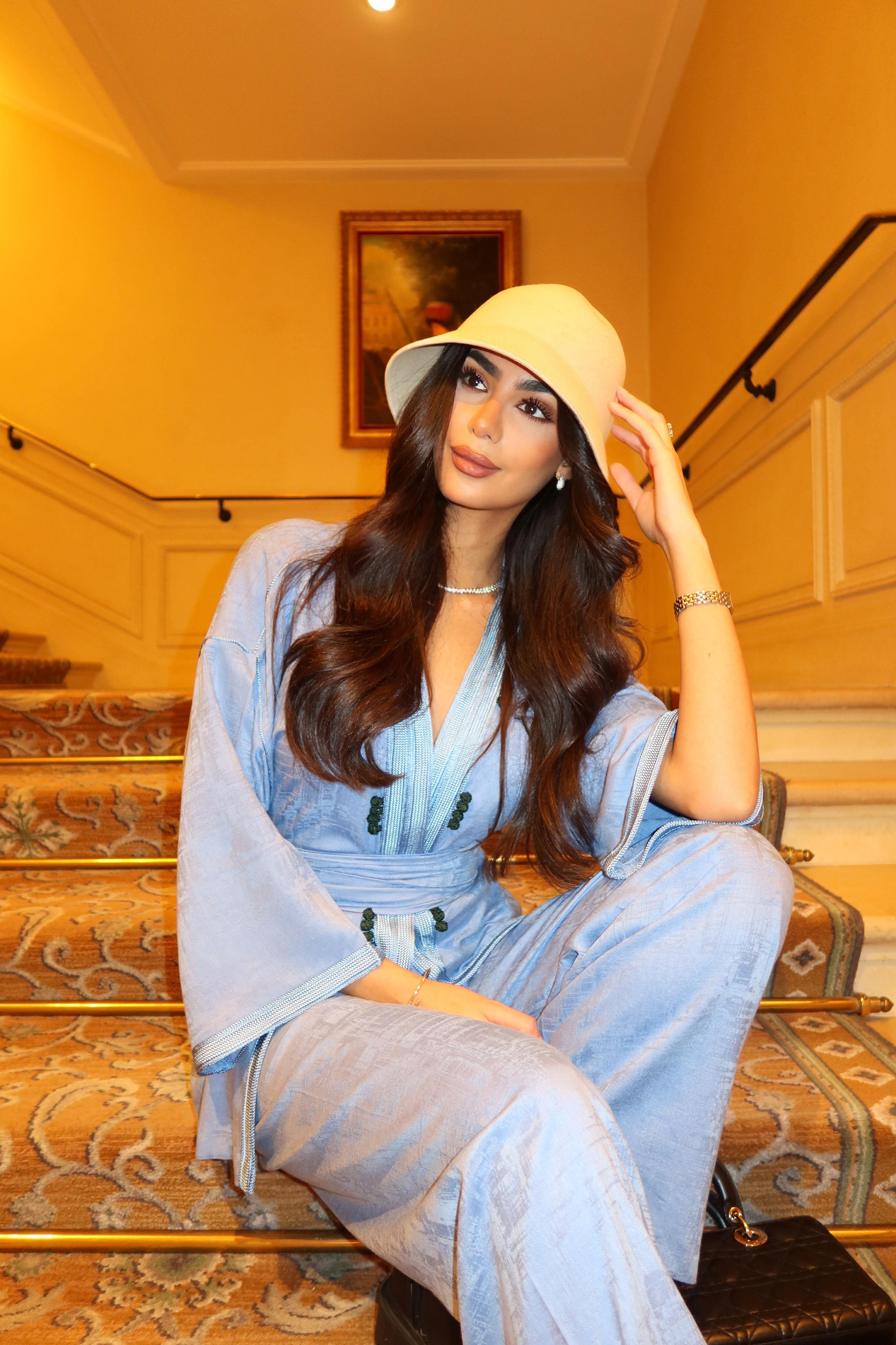 كبر الصورة على نسيج الجاكار الحرير المليفه الأزرق السماوي وتفاصيل السفيفة المصنوعة يدوياً والأزرار الزرقاء الداكنة على طقم الكيمونو والبنطلون