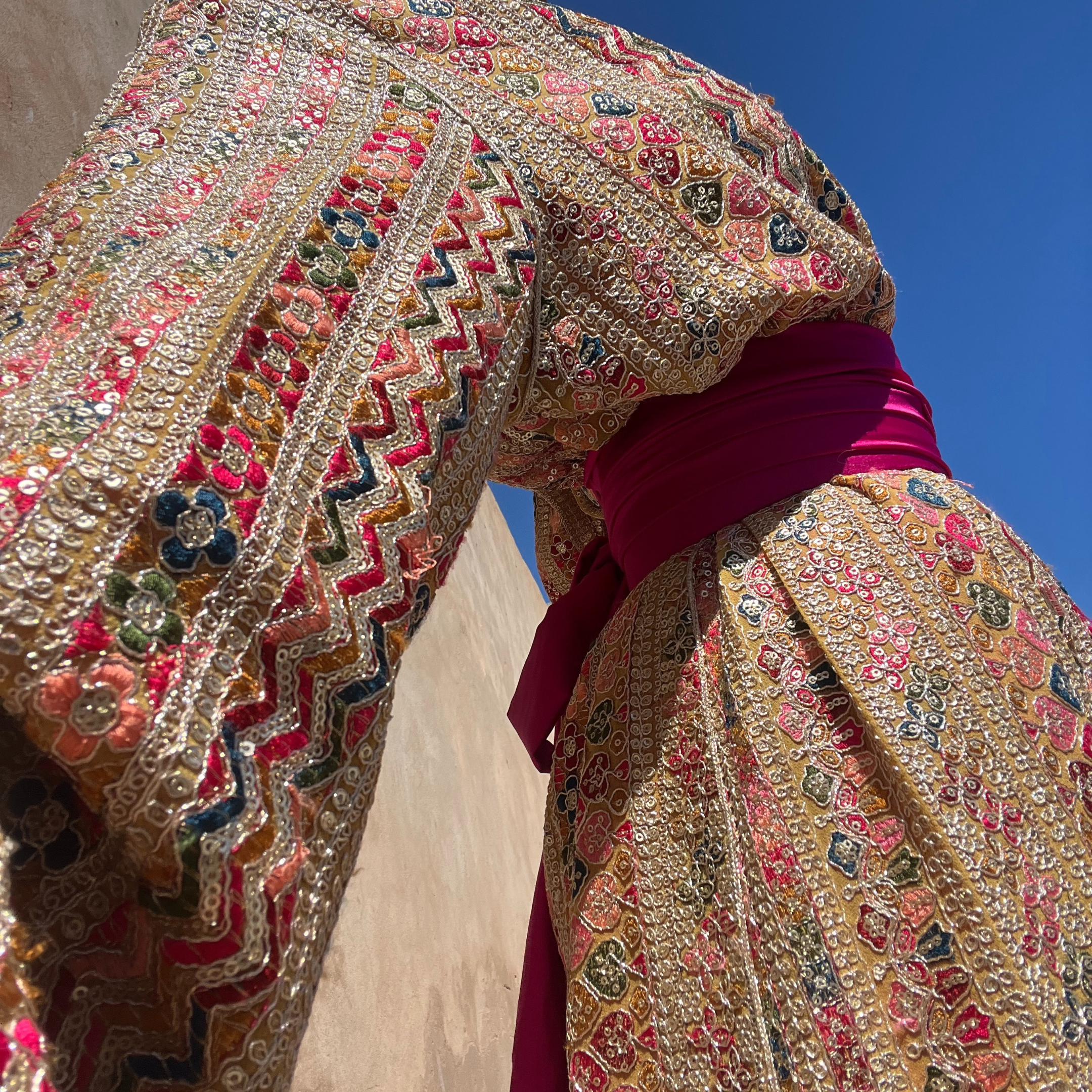 Histoire du Caftan: Des Origines à une Evolution Moderne