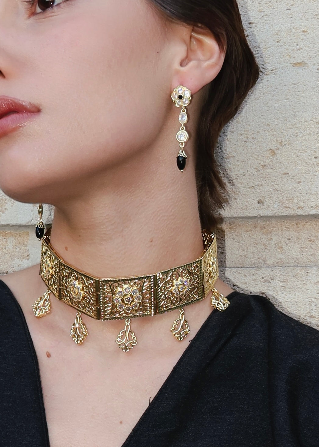 Collier plastron doré artisanal Selhyan, porté avec un caftan