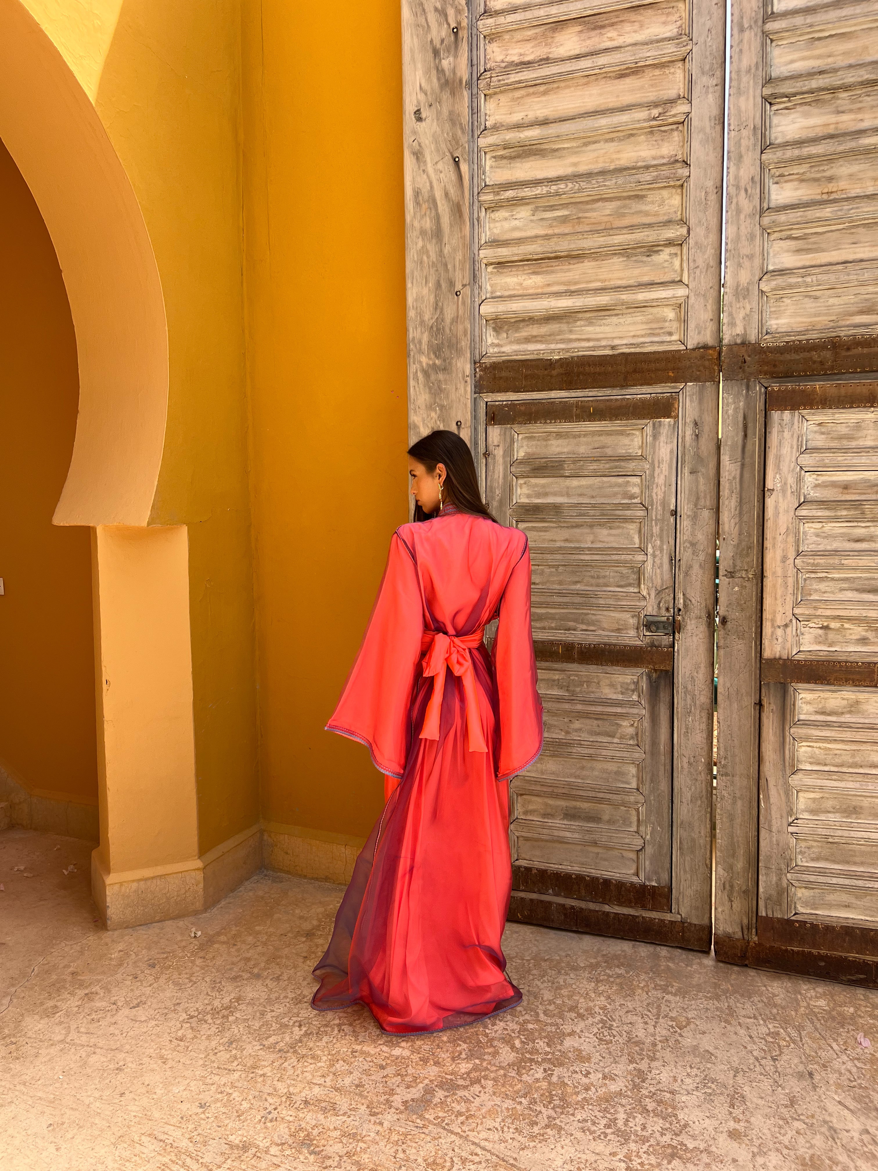 Caftan en Organza Corail avec Nuances Bleutées à Manches Larges