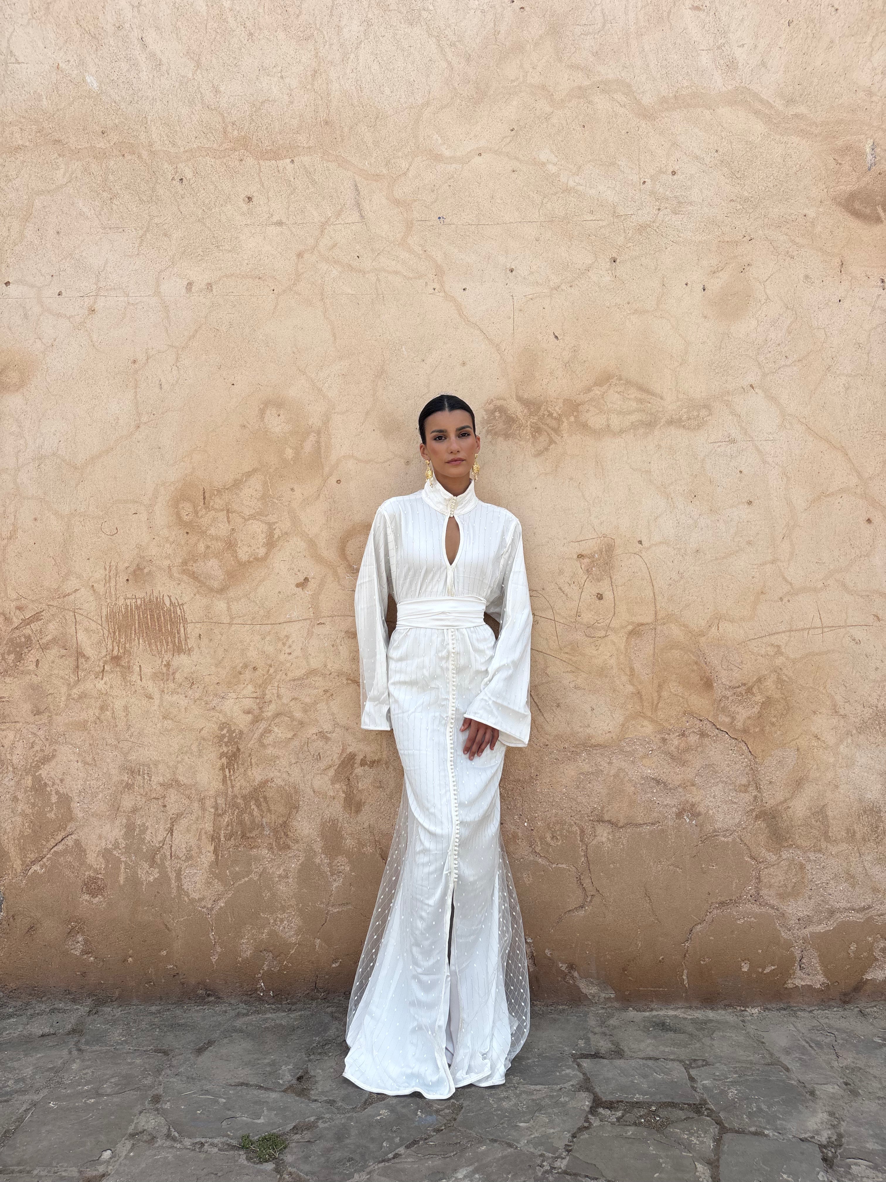 Caftan De Mariée Blanc À Col Montant Et Relief Perlé