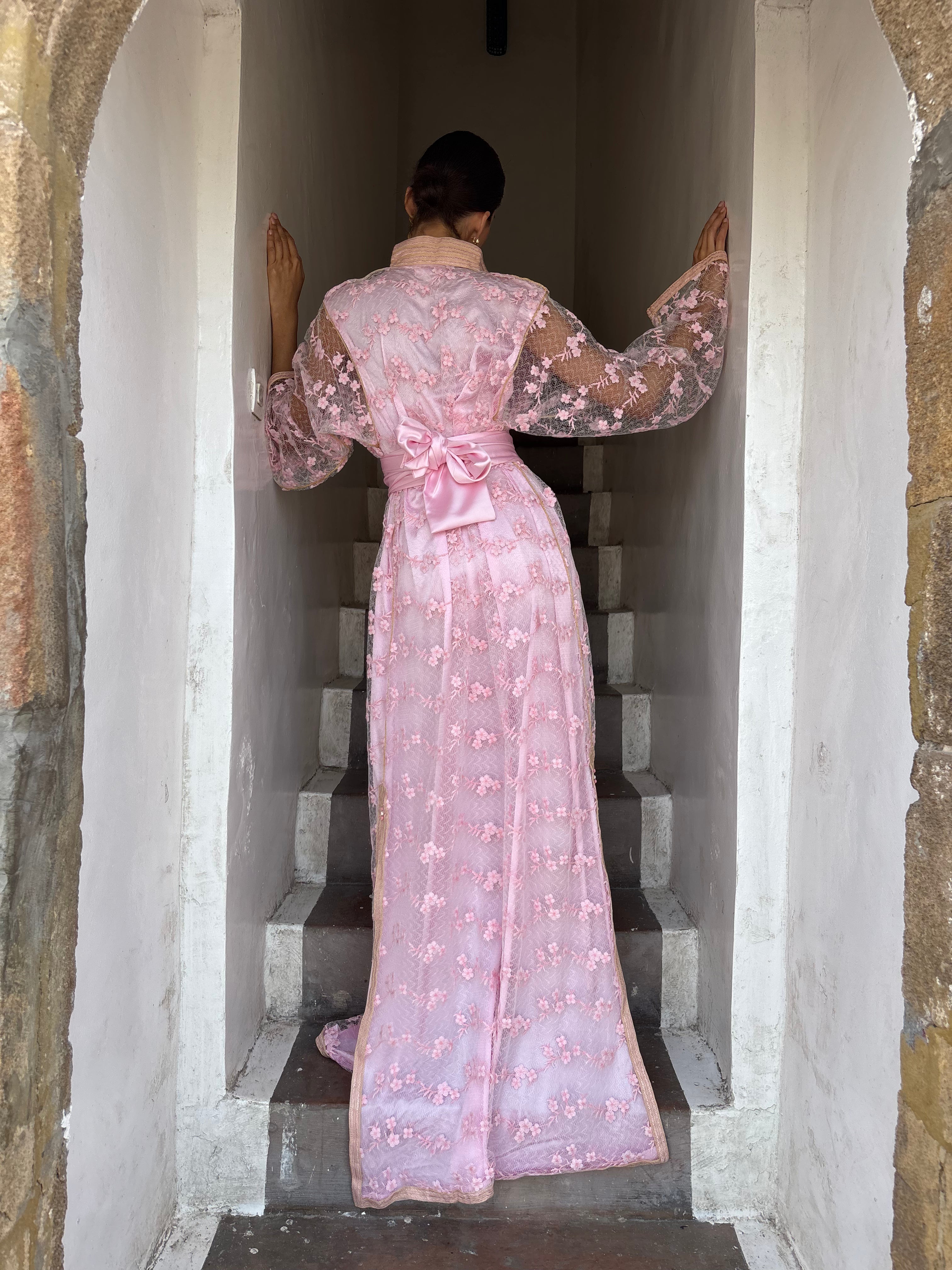 Caftan En Dentelle Rose À Fleurs En Relief