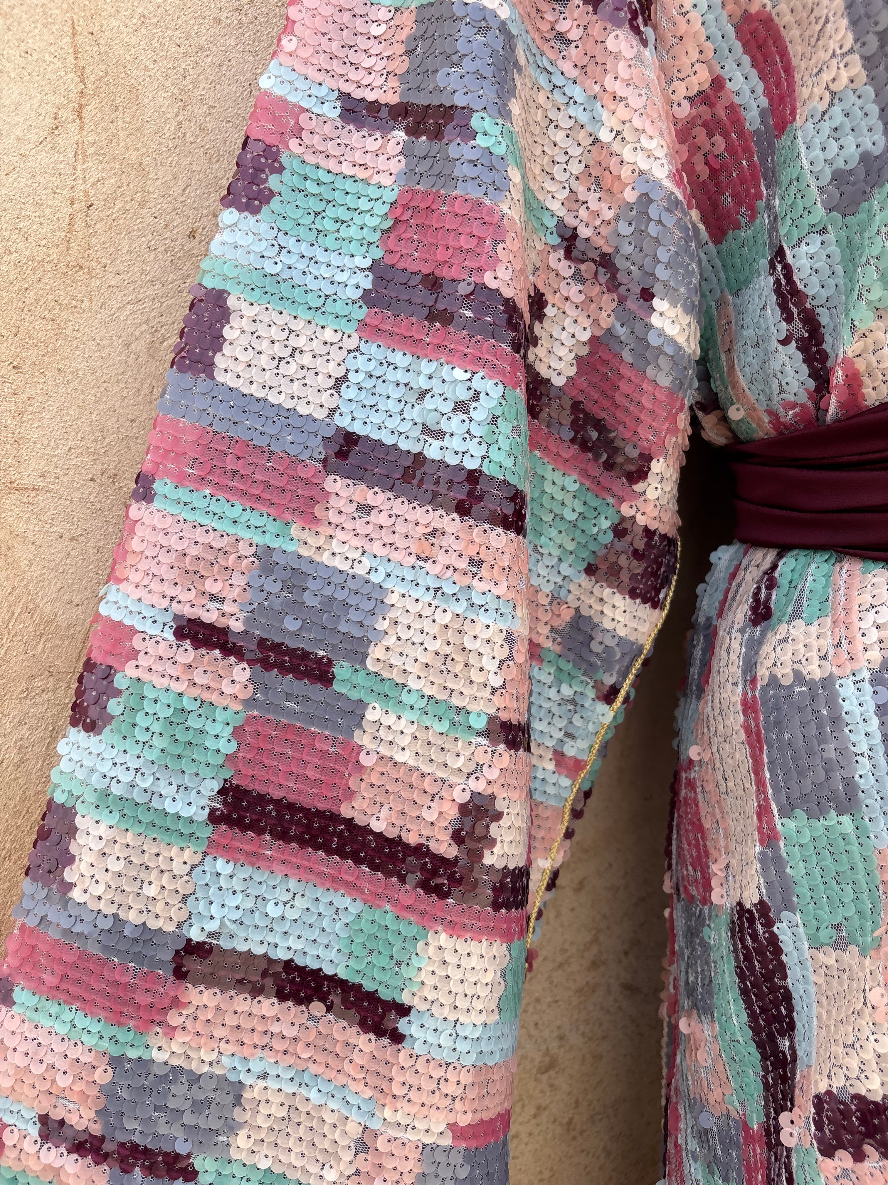 Caftan en sequins multicolores, en mouvement