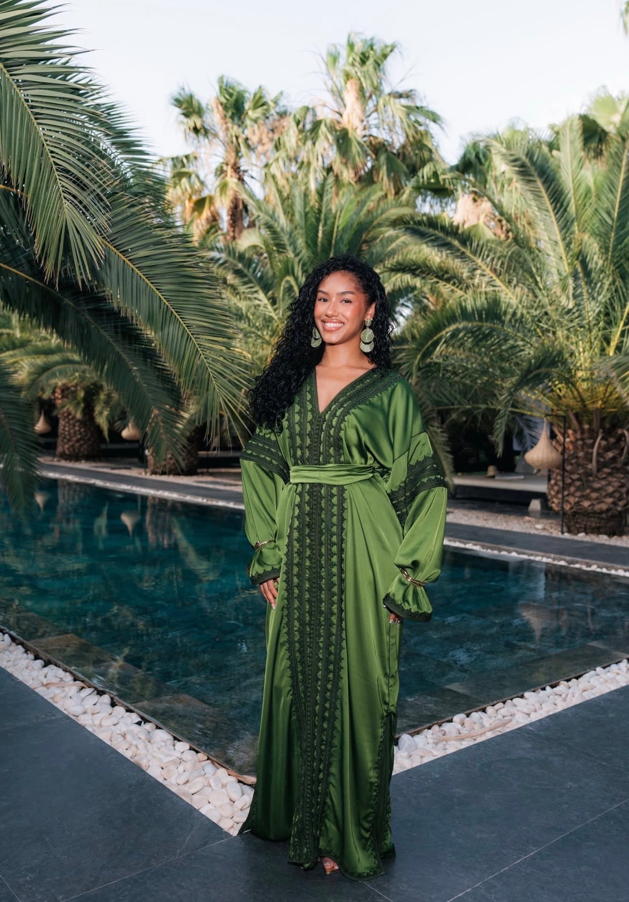 Caftan en Drap de Soie Vert Brodé