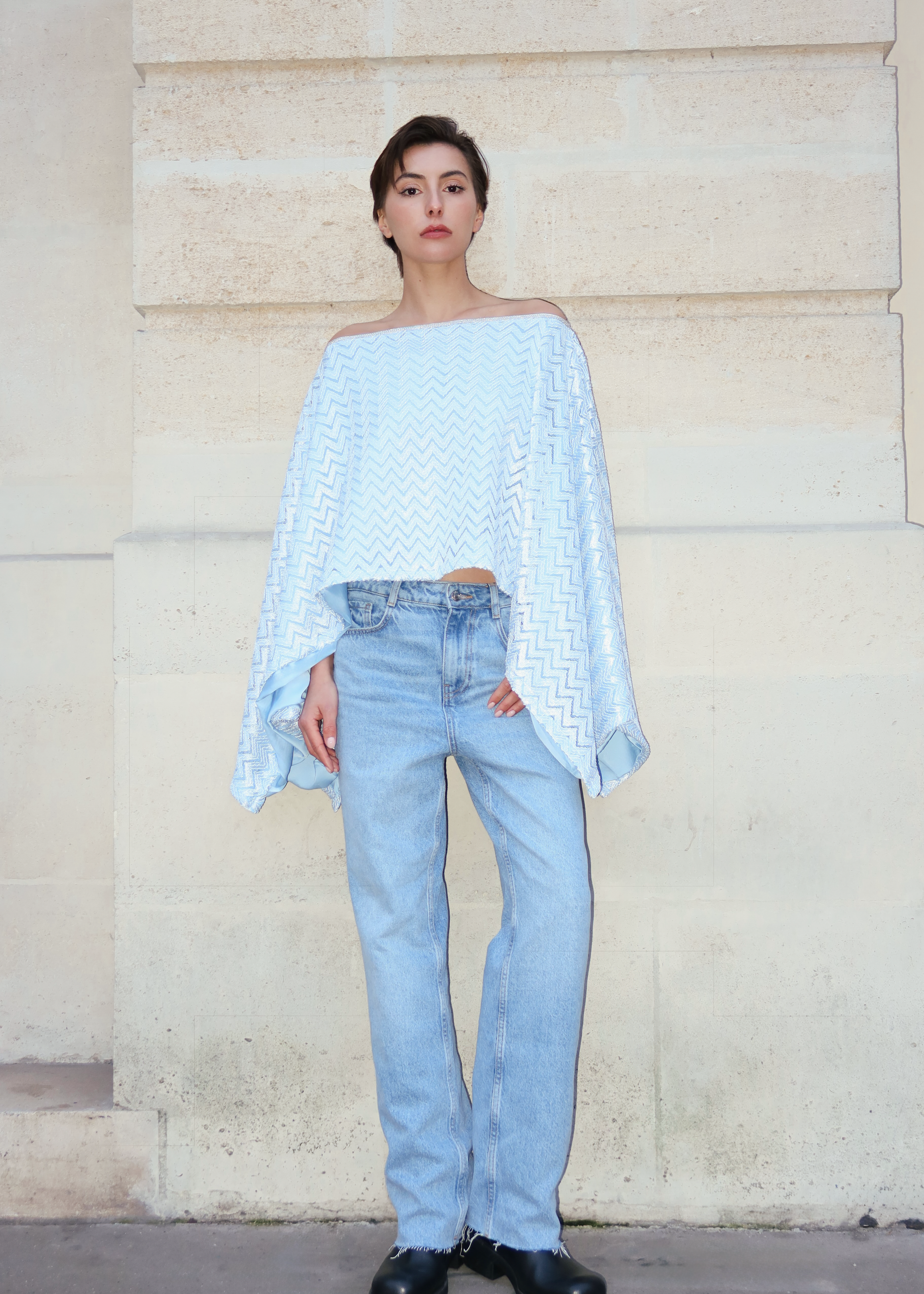 Cape marocaine en jersey bleu photographiée en plein pied, avec motif zigzag et sfifa argentée élégante