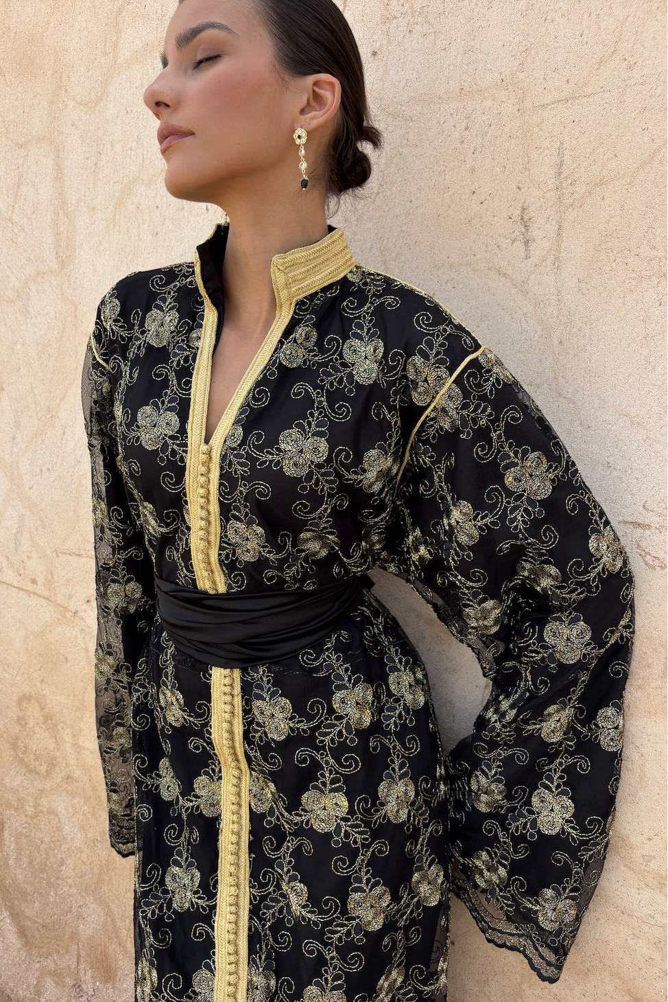 Caftan en Tulle Noir à Broderie Florale Or