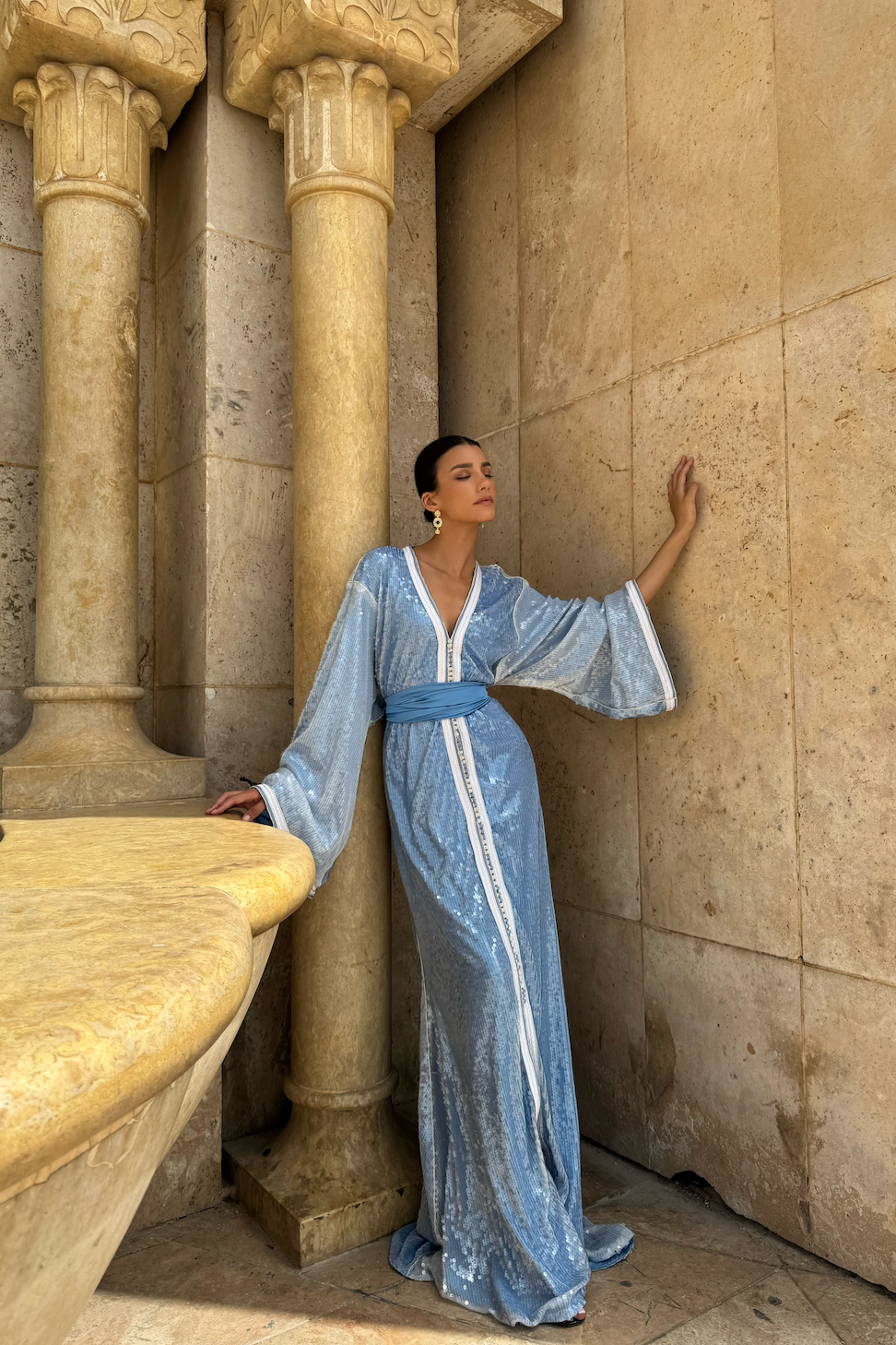 Caftan en sequins dégradés bleu et blanc, de face