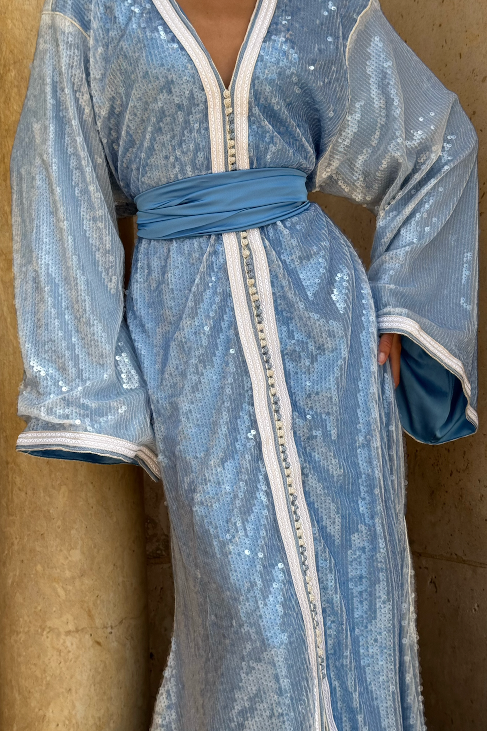 Caftan en sequins dégradés bleu et blanc, vue de dos