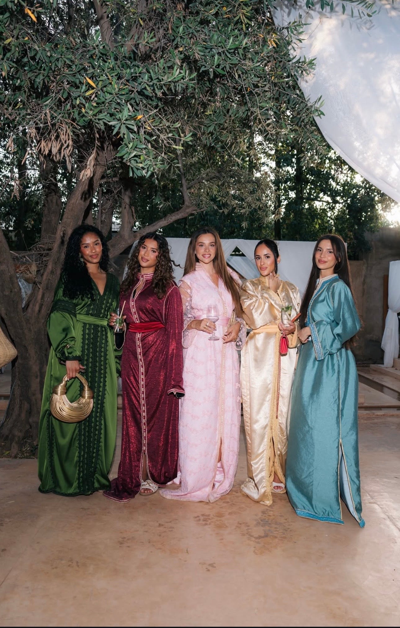 Caftan en Soie Lamée Champagne à Fleurs de Cristaux