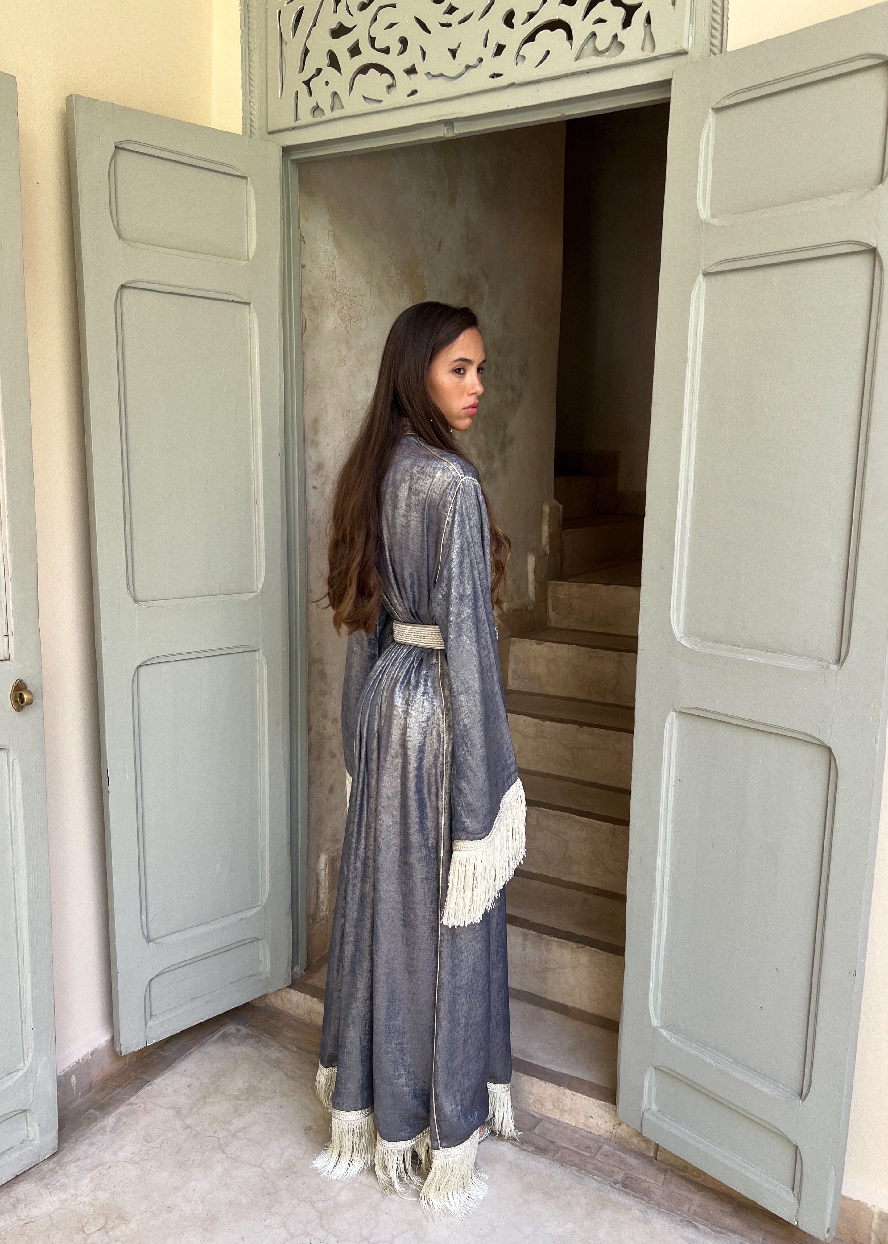 Caftan en Lamé de Soie Bleue à Franges Beiges