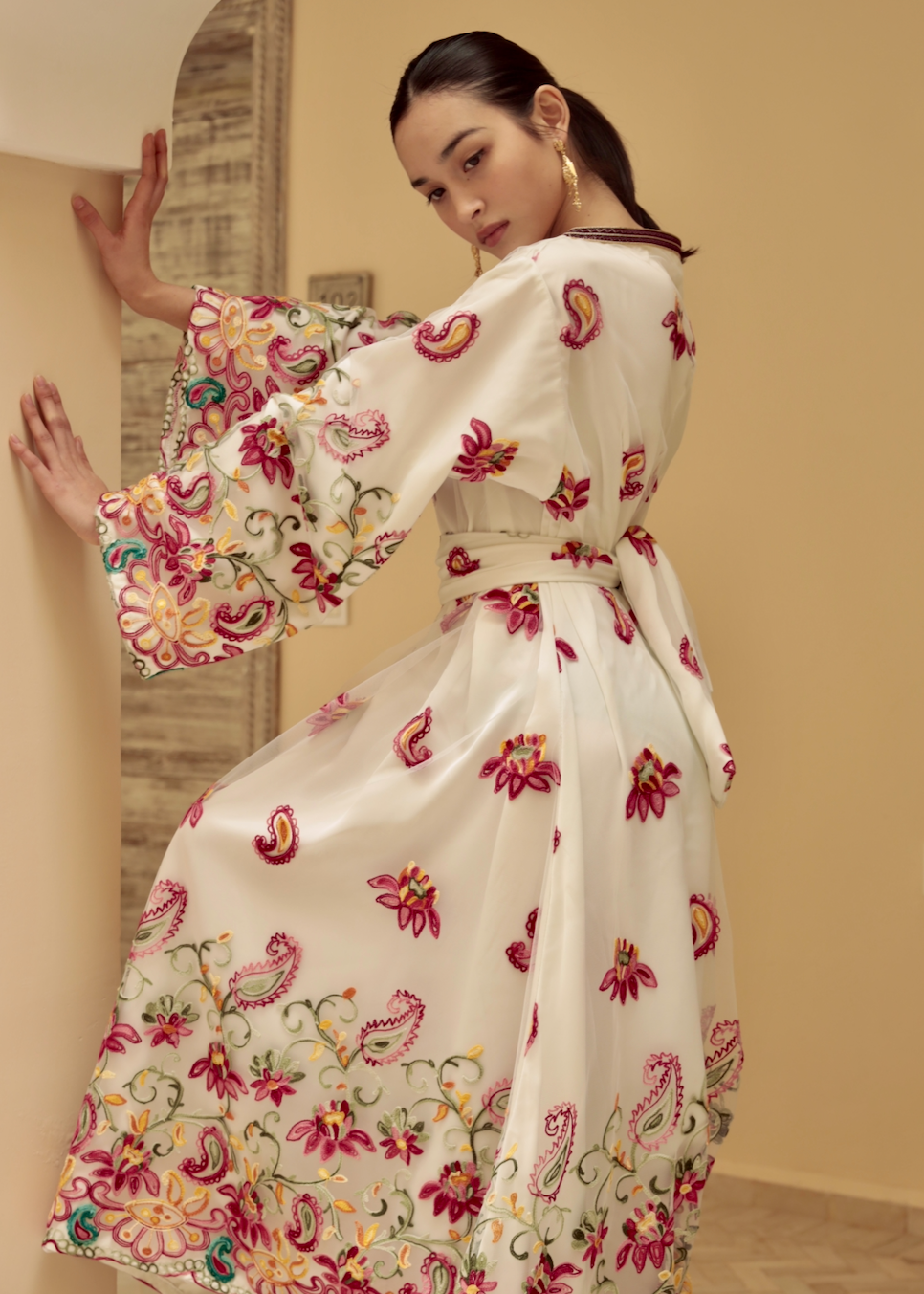 Zoom sur la broderie raffinée et la sfifa d’une robe en tulle bordeaux