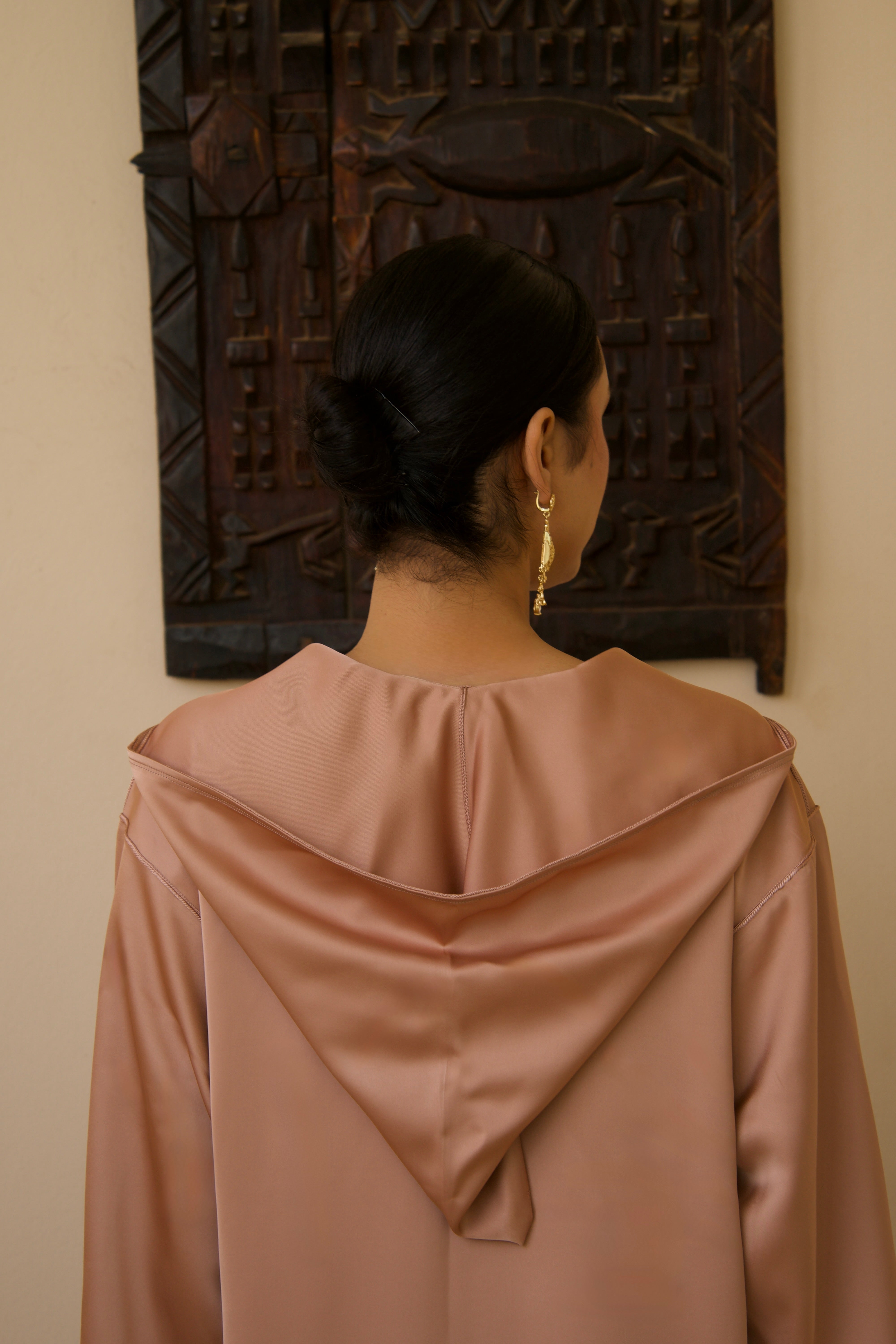 Capuche d’une jellaba rose en satin duchesse avec finitions en sfifa et dentelle.