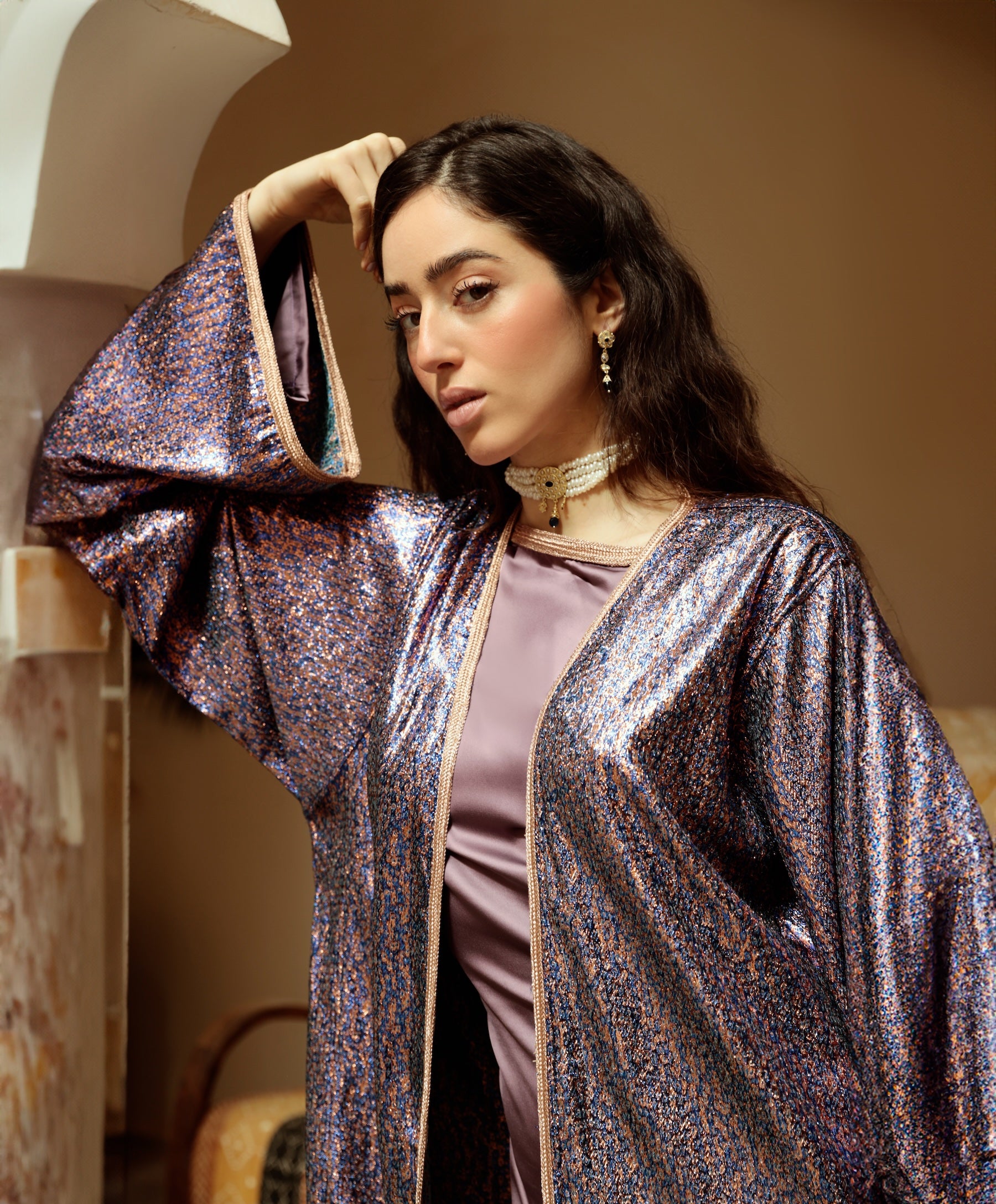 Gros plan sur le tissu jacquard lurex violet et bleu aux reflets lumineux.